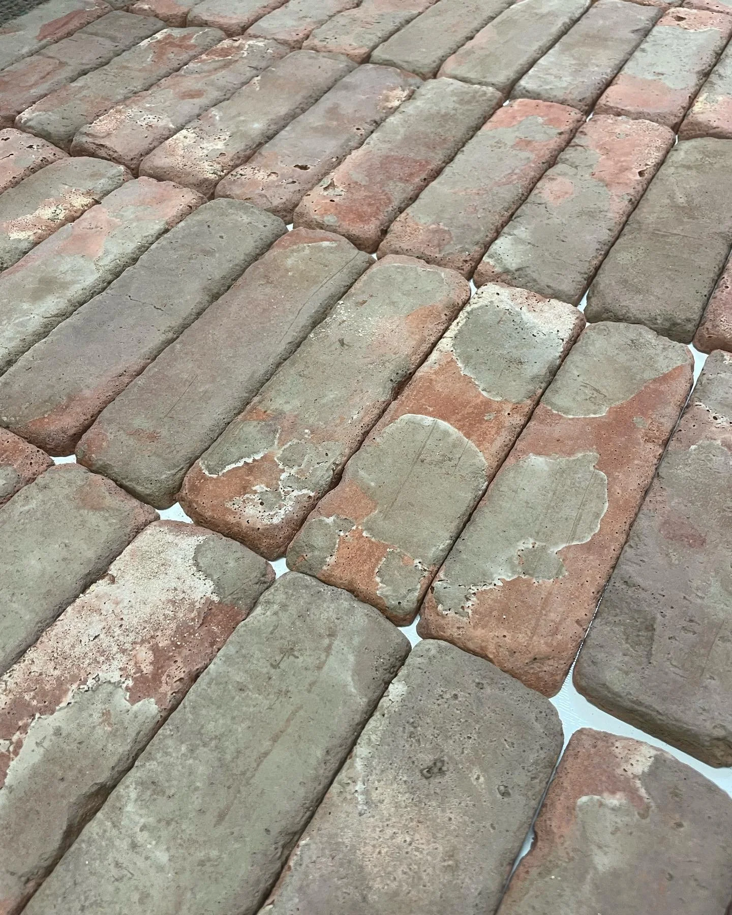 Custom Hand Made Thin Brick Tile is an art work🔥🧱🔥 We appreciate the process. 

Let us know if we can supply your next Thin Brick Project🔥 We can color customize to almost any color! 
7.5&rdquo;x2.25&rdquo;x0.5&rdquo; 

Check out our website or m