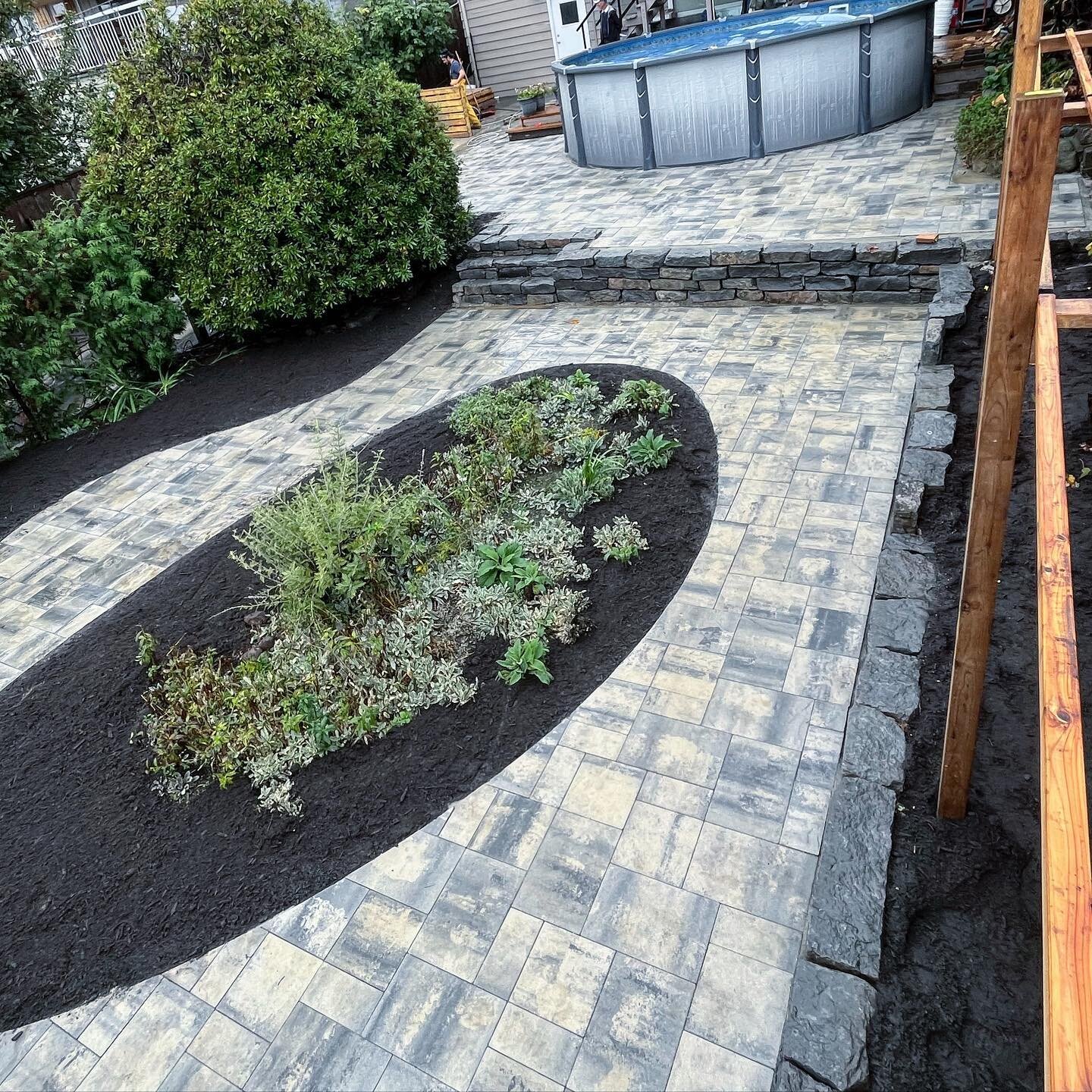 Cool little basalt wall + curved paver patio project just finished. Banged &lsquo;er out in 4 days despite the bad weather! #howtohardscape #mountainscape #pavers #pavingstones #belgard #stonemason #masonry #northvan #pnw #vancouver #northshore #lons