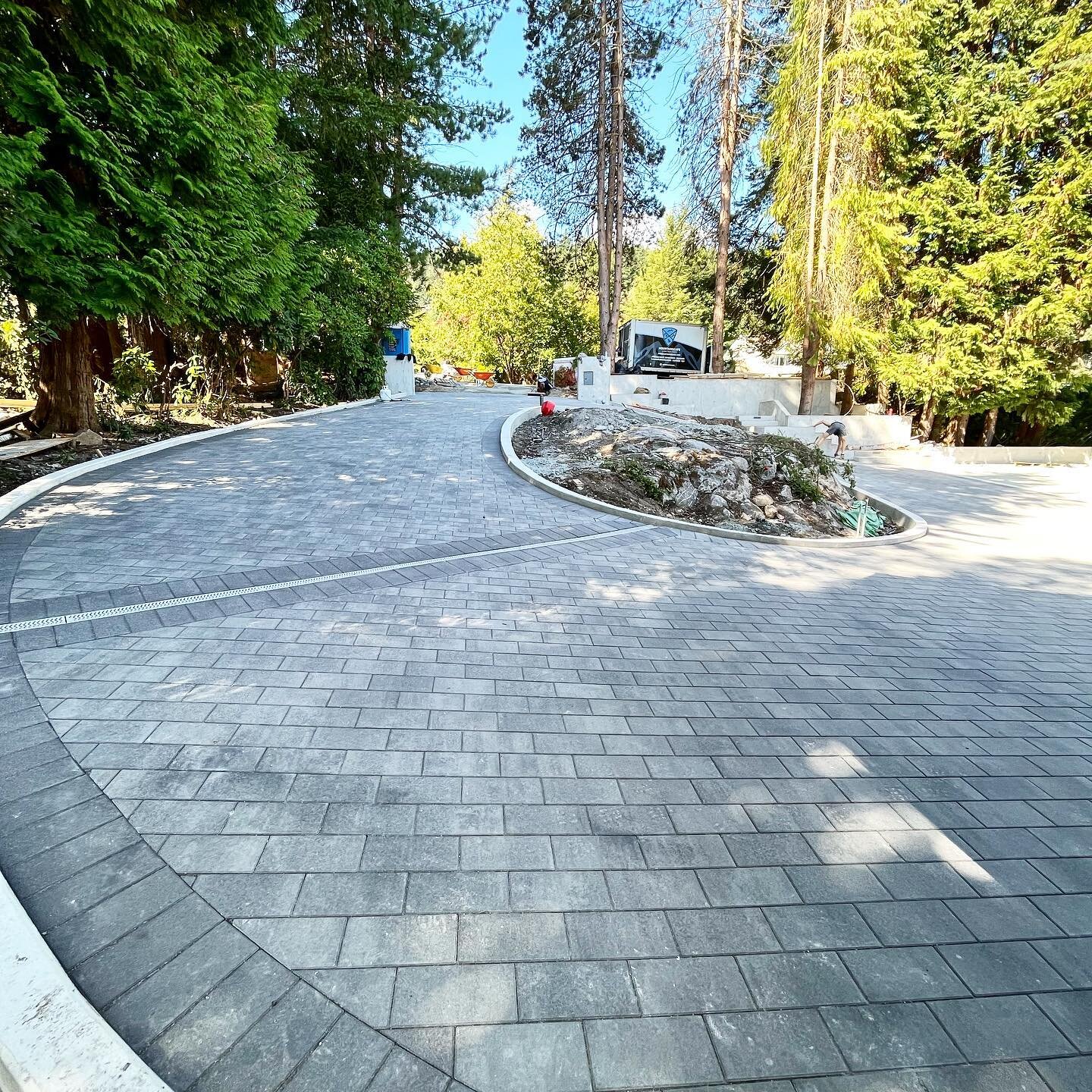 Just finished this stomper. Roundabout driveway in British Properties. Pavers used newstone dorado 6x12 in winter sky with charcoal 6x12 border. #mountainscape #hardscape #howtohardscape #pavers #pavingstones #landscaping #northshore #westvan #northv