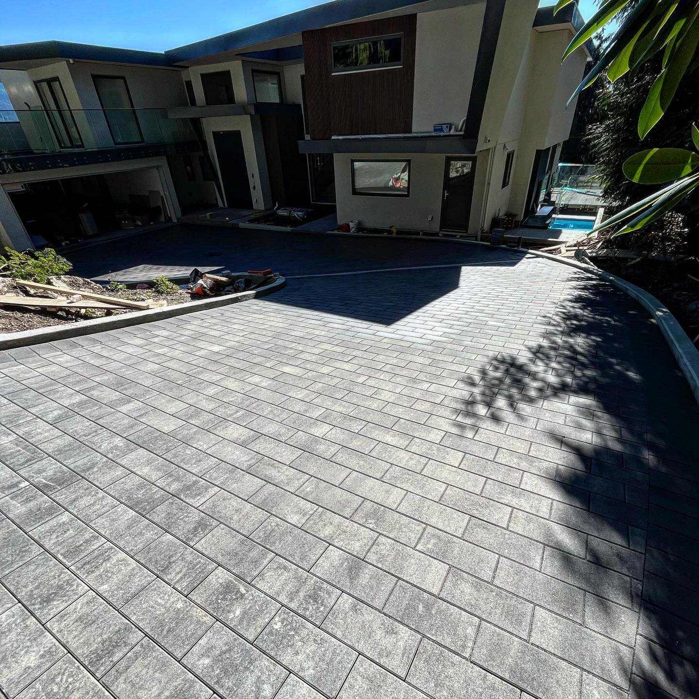 Nothing better than a wrap around driveway. Couple progress shots of our Greenwood project in the British Properties. #mountainscape #pavingstones #newstone @newstonegroup #retainingwall #concrete #driveway #hardscape #howtohardscape #vancouver #pnw 