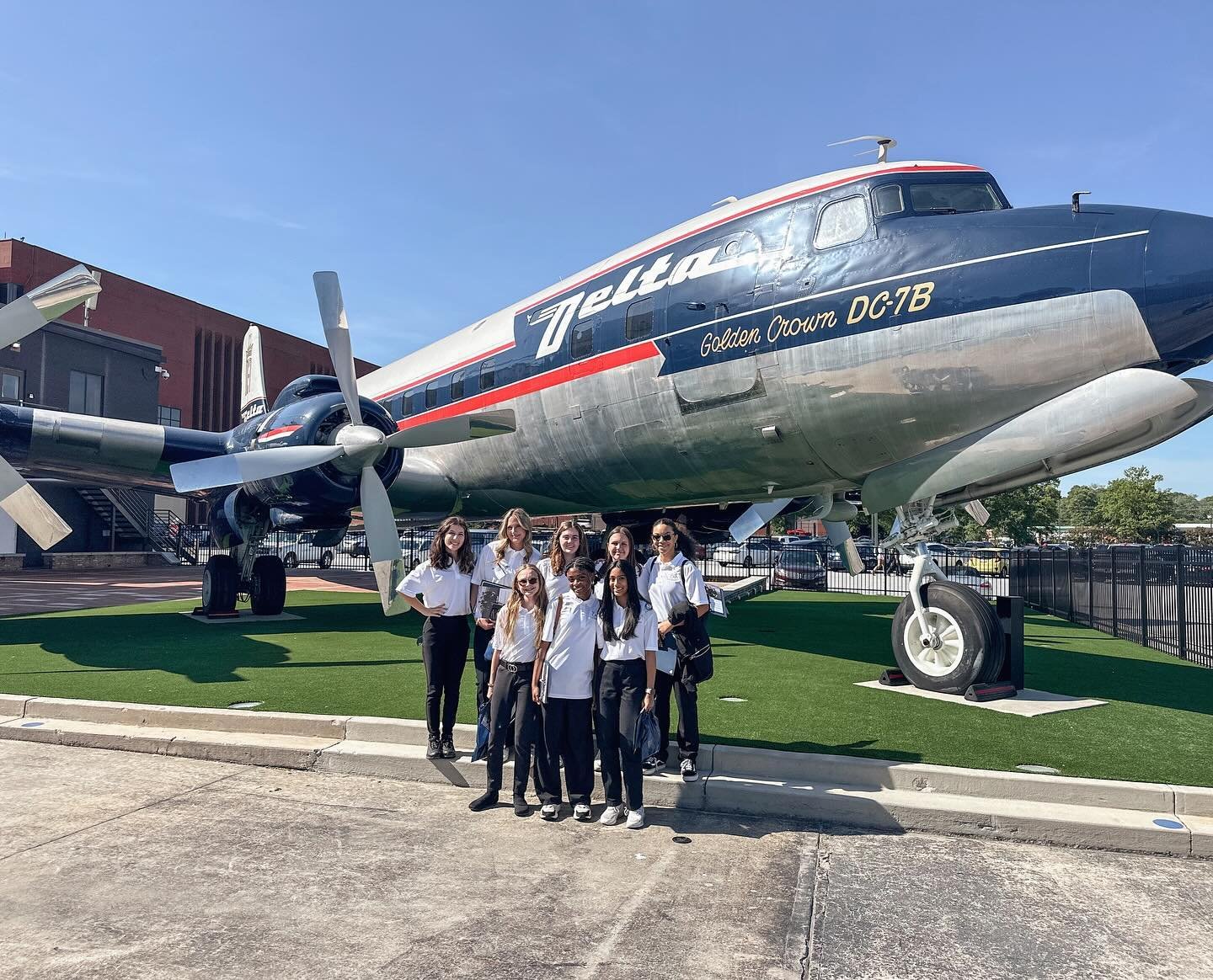 Cannot say thank you enough to everyone over at @delta for letting our middle/high school pilot academy girls come and explore the pilot training facility, in-flight training, OCC, and simulators! Started with lunch in the Woolman cafe, everyone got 