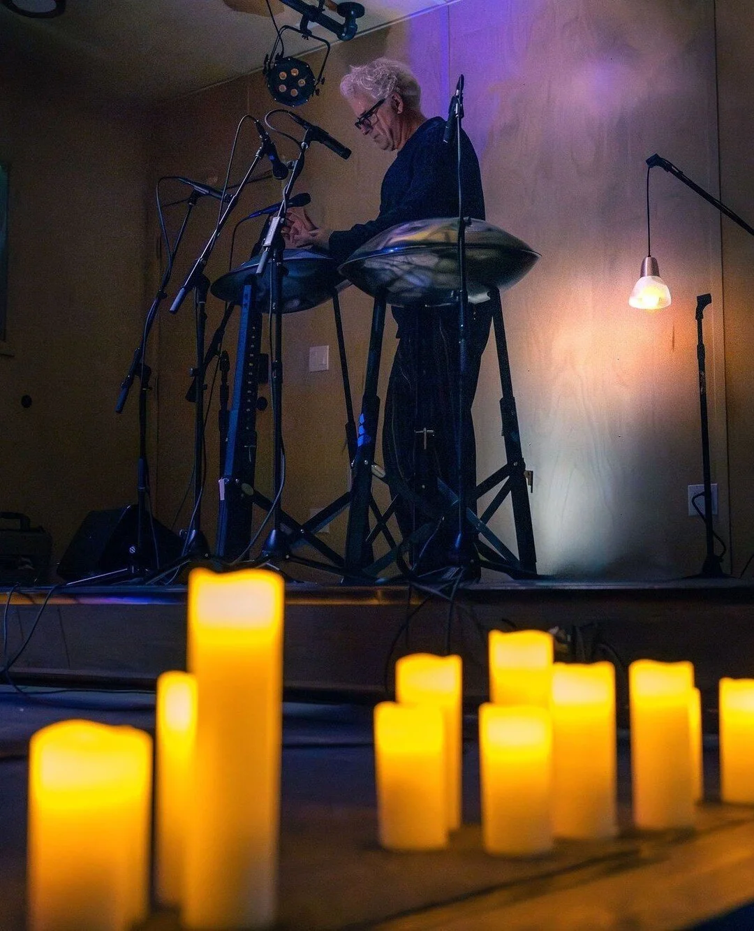 Thomas Schroyer of @handpanmusings bringing forward the beautiful vibrations of the steel handpan instrument.⁠
.⁠
.⁠
.⁠
#classicalmusician #orchestra #localevents #musicforlife #singersongwriters #localmusic #livemusic #newmusic #localmusicscene #loc