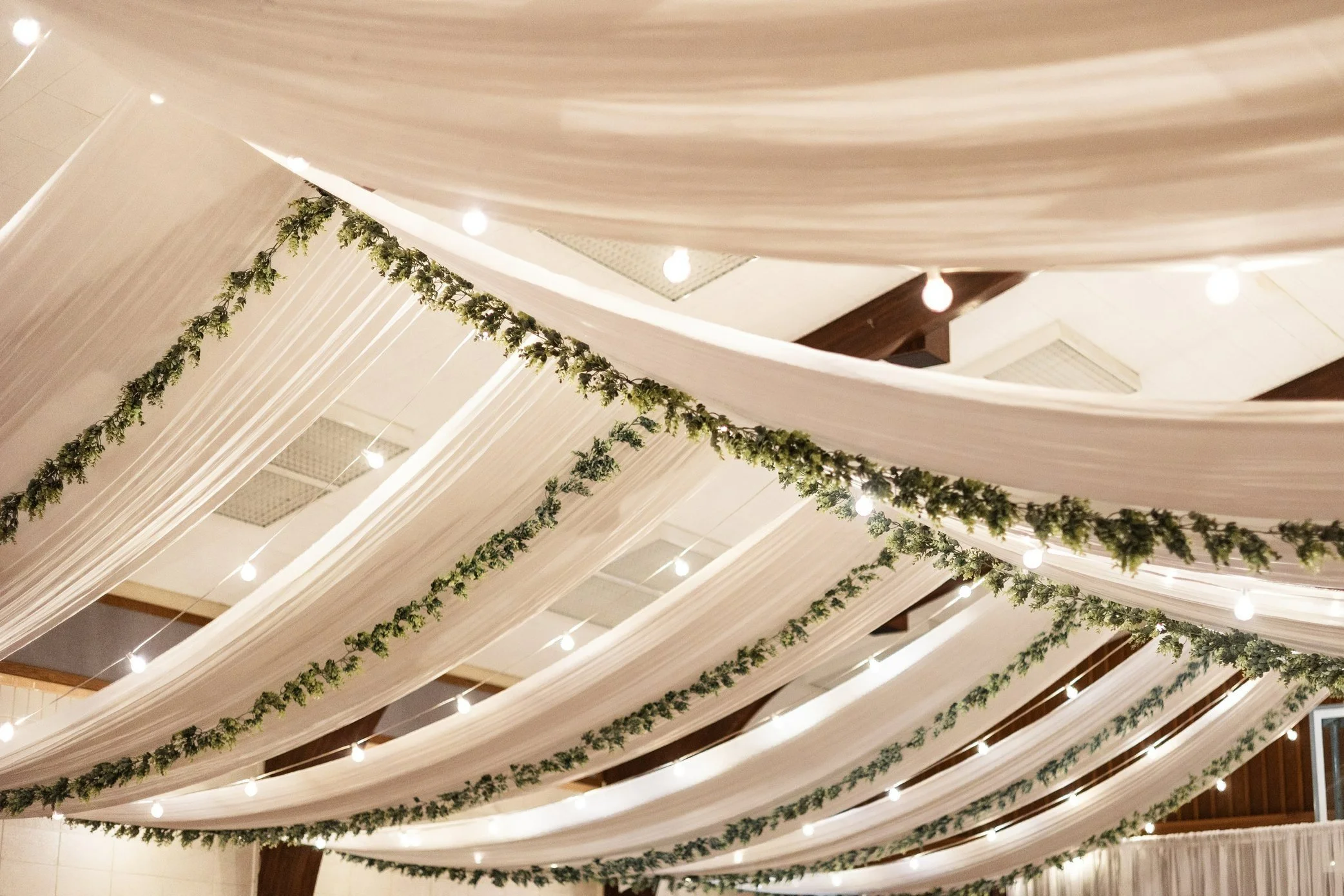 Church hall wedding reception | Beachweddingtips.com