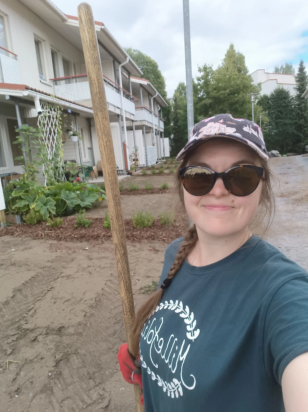 Monitoimipuutarhuri Emilia Schulman hoitaa monenlaiset puutarhahommat, niin yksityispihoissa kuin taloyhtiöillekin.