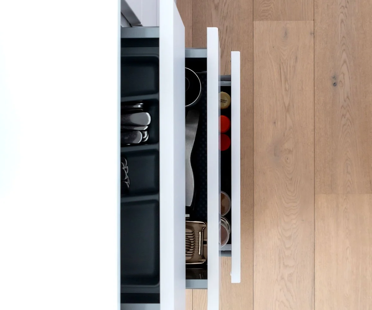 handless-kitchen-pull-out-drawers-white.jpg