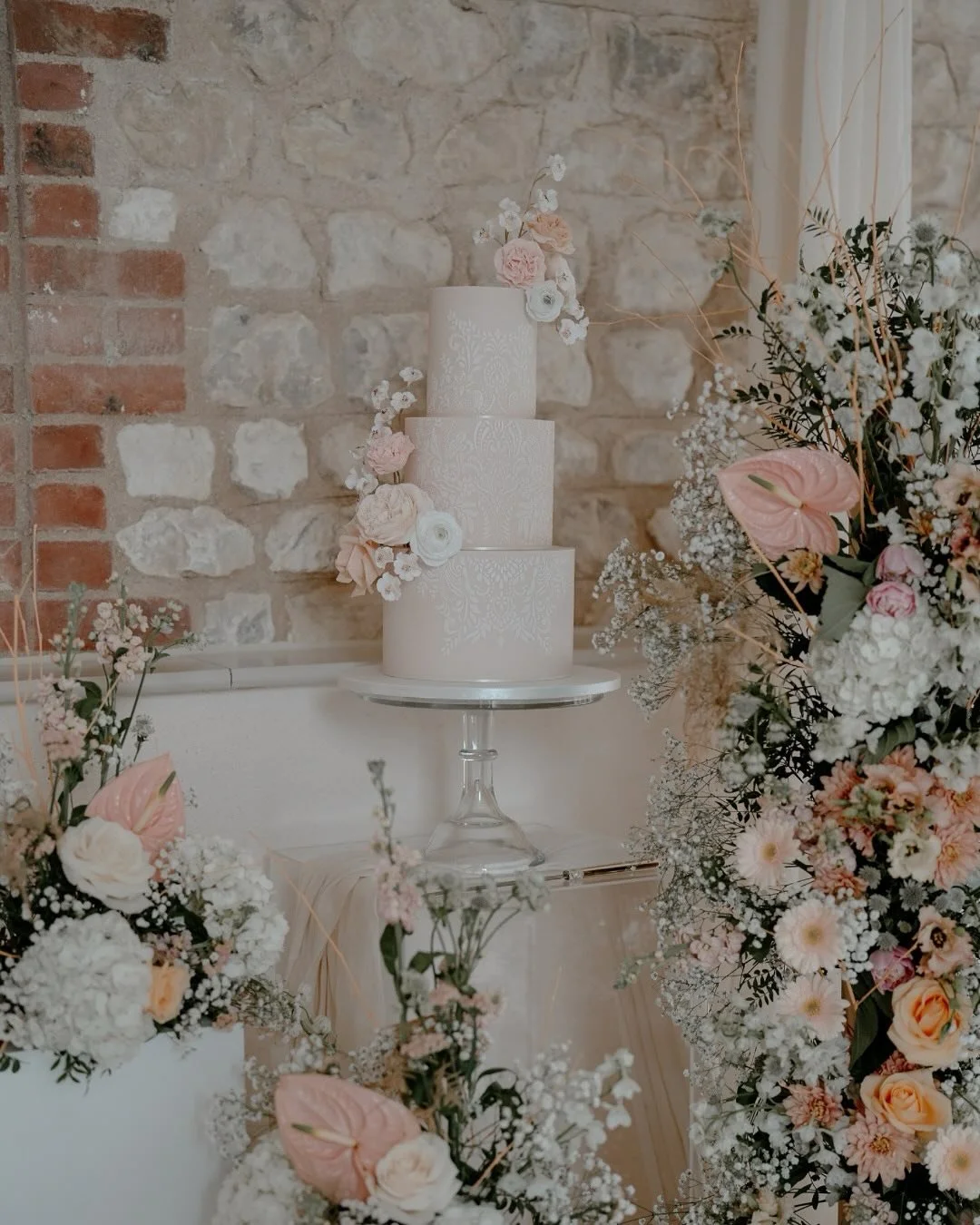 PRETTY IN PINK 🌸 

Hit save on this for the ultimate wedding decor ✨🤍 Delicate blush pink, delicate ivory and white blended with gorgeous greenery 🍃

-

How beautiful is this cake from @loveweddingcakes 🤩 A really great shoot day, with some amazi