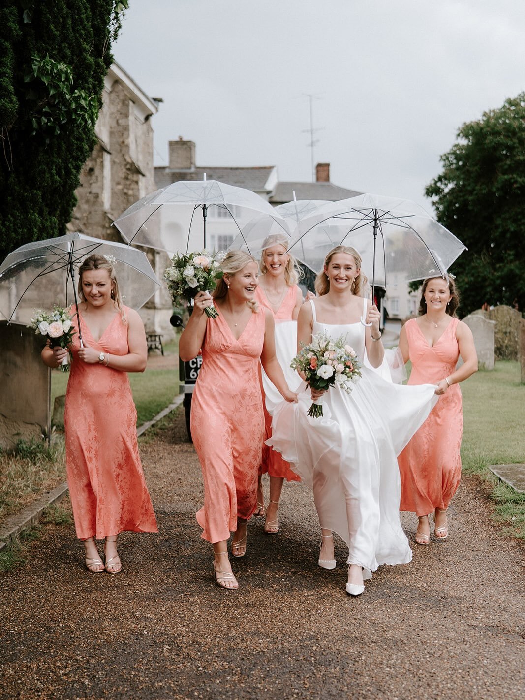 It rained on G&amp;B&rsquo;s wedding day, but not in the way you might think&hellip; 💕

Not a storm. Not chaos. Just a soft, steady drizzle&hellip; the kind that lingers in the air more than it falls. The kind that makes everything feel a little qui
