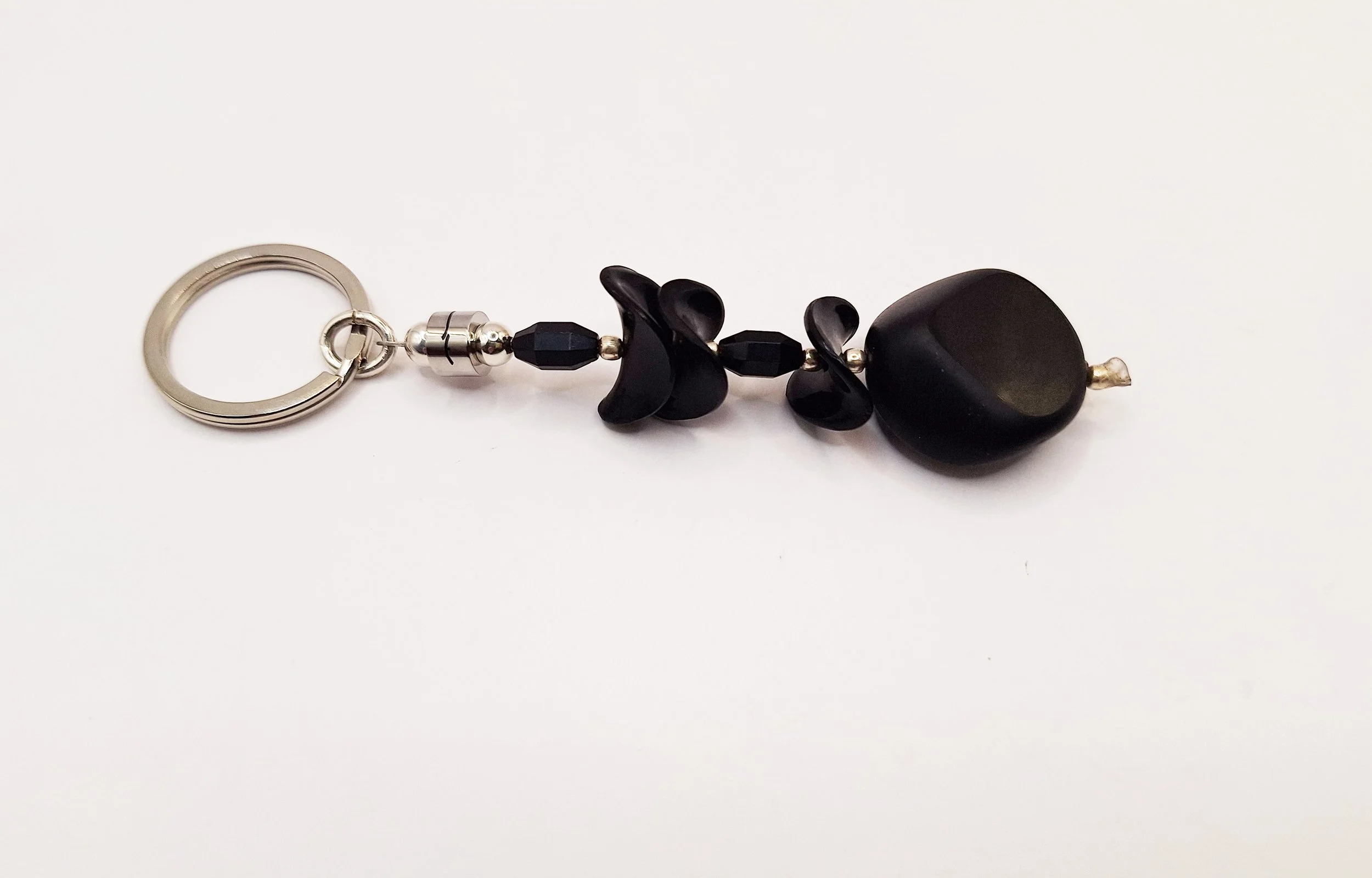 Schlüsselanhänger mit schwarzer Glasperle