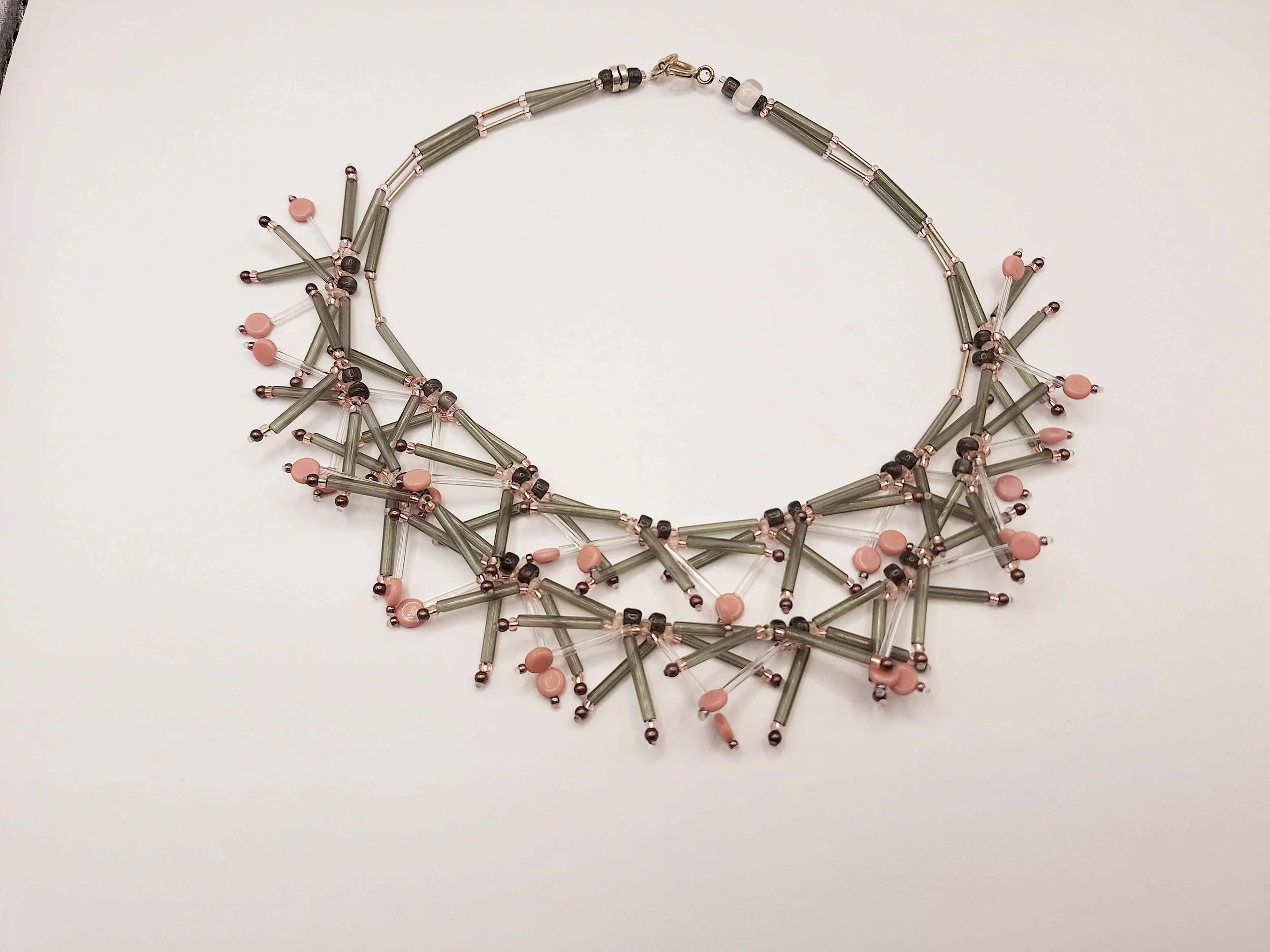Susanne_Eisenmann_Schmuckdesign_Kette_grau_rosa.jpg