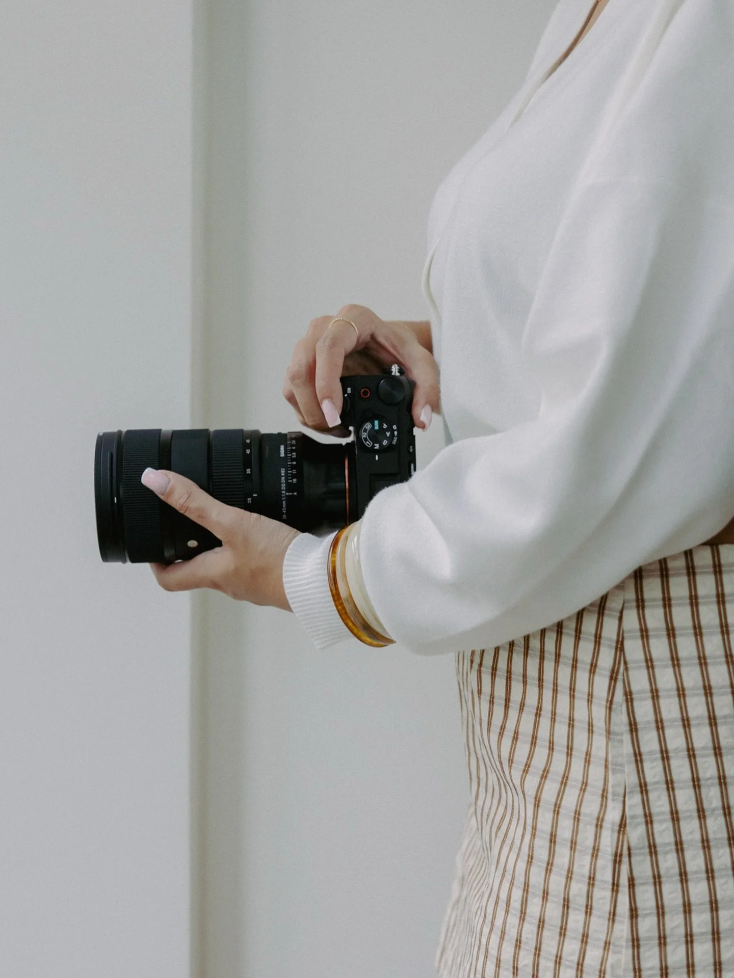 𝘎𝘦𝘦𝘧 𝘫𝘦 𝘴𝘰𝘤𝘪𝘢𝘭 𝘮𝘦𝘥𝘪𝘢 𝘦𝘦𝘯 𝘴𝘵𝘦𝘮 𝘥𝘪𝘦 𝘣𝘭𝘪𝘫𝘧𝘵 𝘩𝘢𝘯𝘨𝘦𝘯.

Vergelijk jij je soms met andere bedrijven en vraag je je af hoe zij online opvallen? Vaak draait het om visuele storytelling en mooie, kwalitatieve foto&rsquo;s