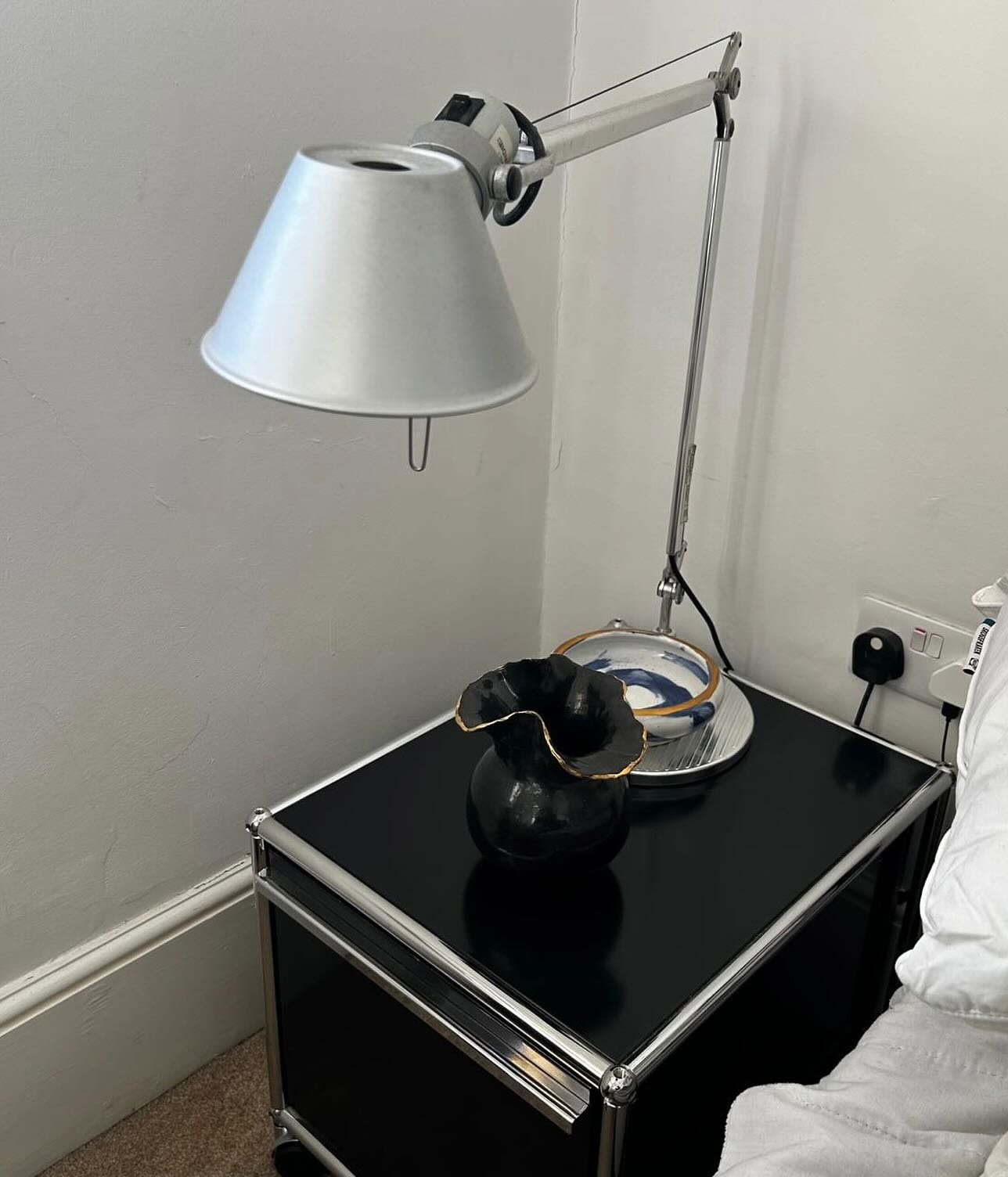 My gold rim black vase as seen at @jordanbennnett @jordanbennettdesignofficial 

#masculine #modern #minimal @ceramics #contemporaryceramics #interiors