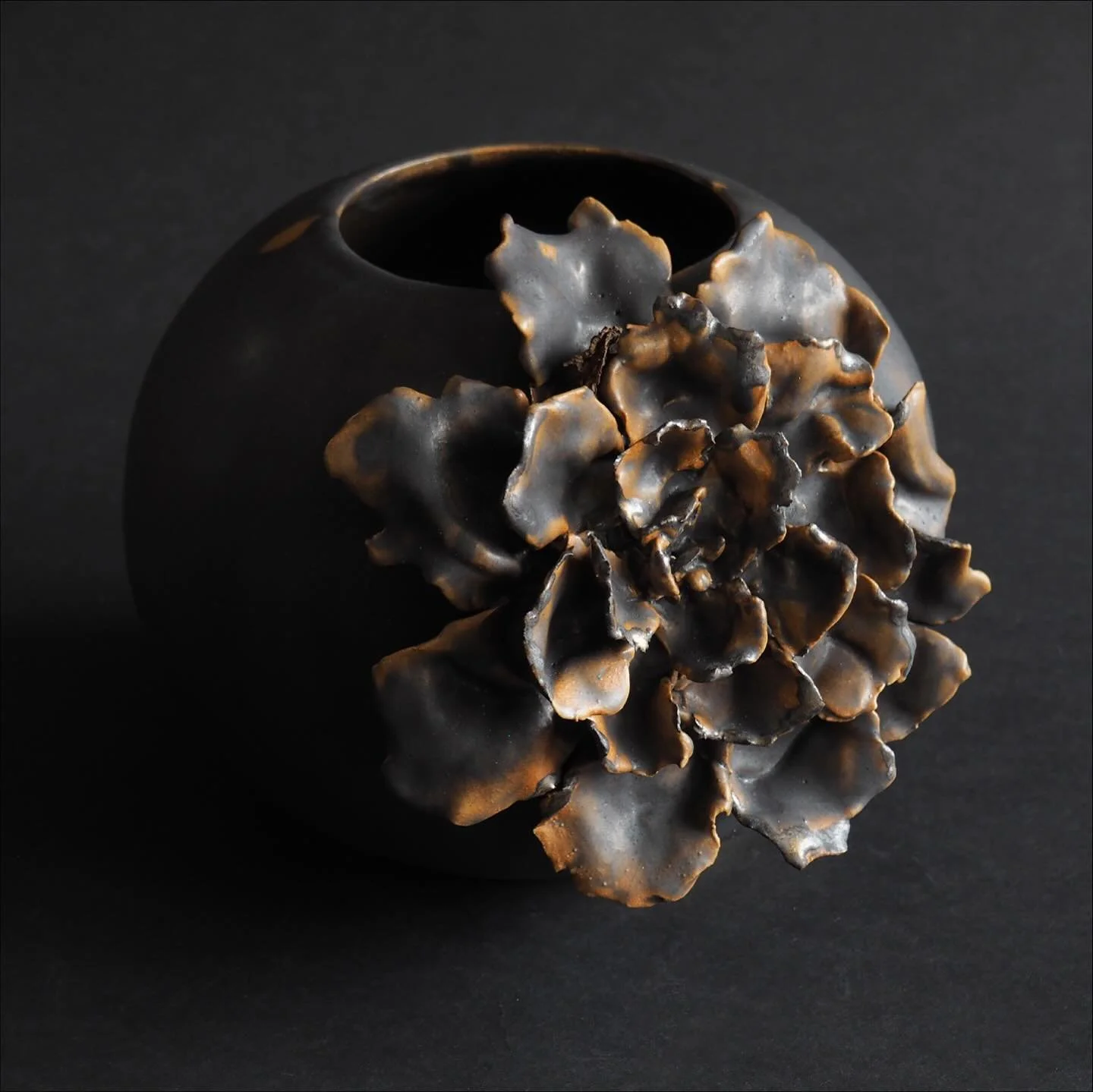 Wilted 🩶

Part of my new floral series. 
This vase will be shown at @handmadebritain in the Chelsea town hall as part of the @london.potters stand.
November 6-8 

#contemporaryceramics #ceramics #annascholzceramics #interiors #flower #floral #interi