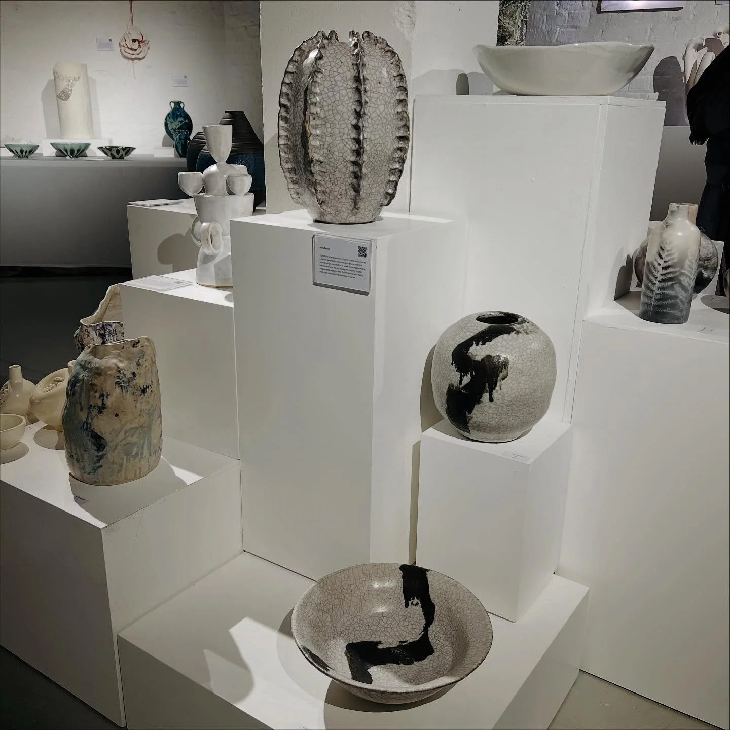 Morley Gallery @london.potters annual members exhibition 
29 October - 8 November 🤍
Tipsy on Bar duty 😝

#annascholzceramics #contemporaryceramics #ceramics #londonpotters
