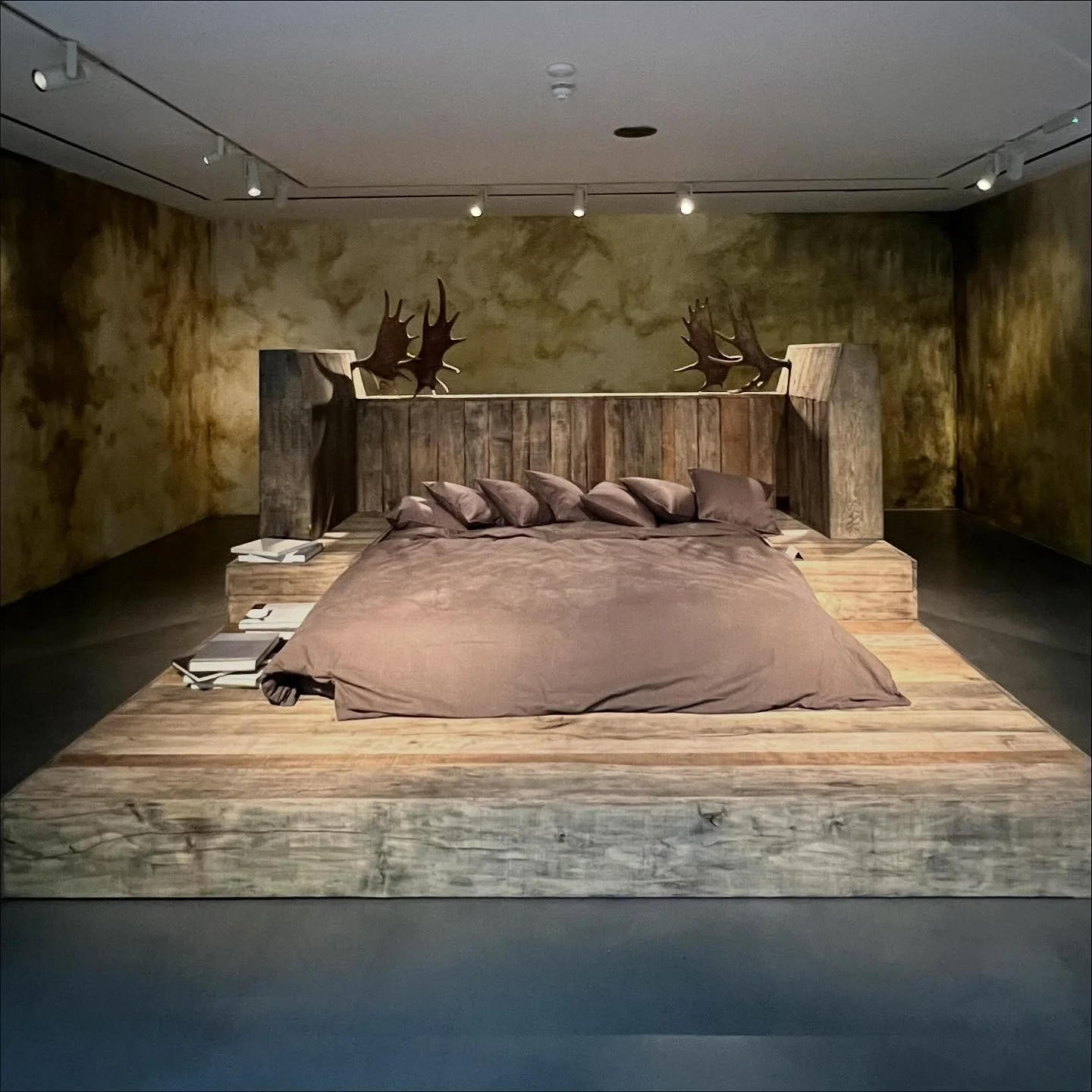 Rust never sleeps
Rick Owen&rsquo;s furniture 
@carpentersworkshopgallery 
Beautiful on a monumental scale 🤍

With 2 of my very favourite people 
@piciomc @richard.hopkins.9250 
And delicious cocktails 🍸 

#art #interiordesign #rickowens