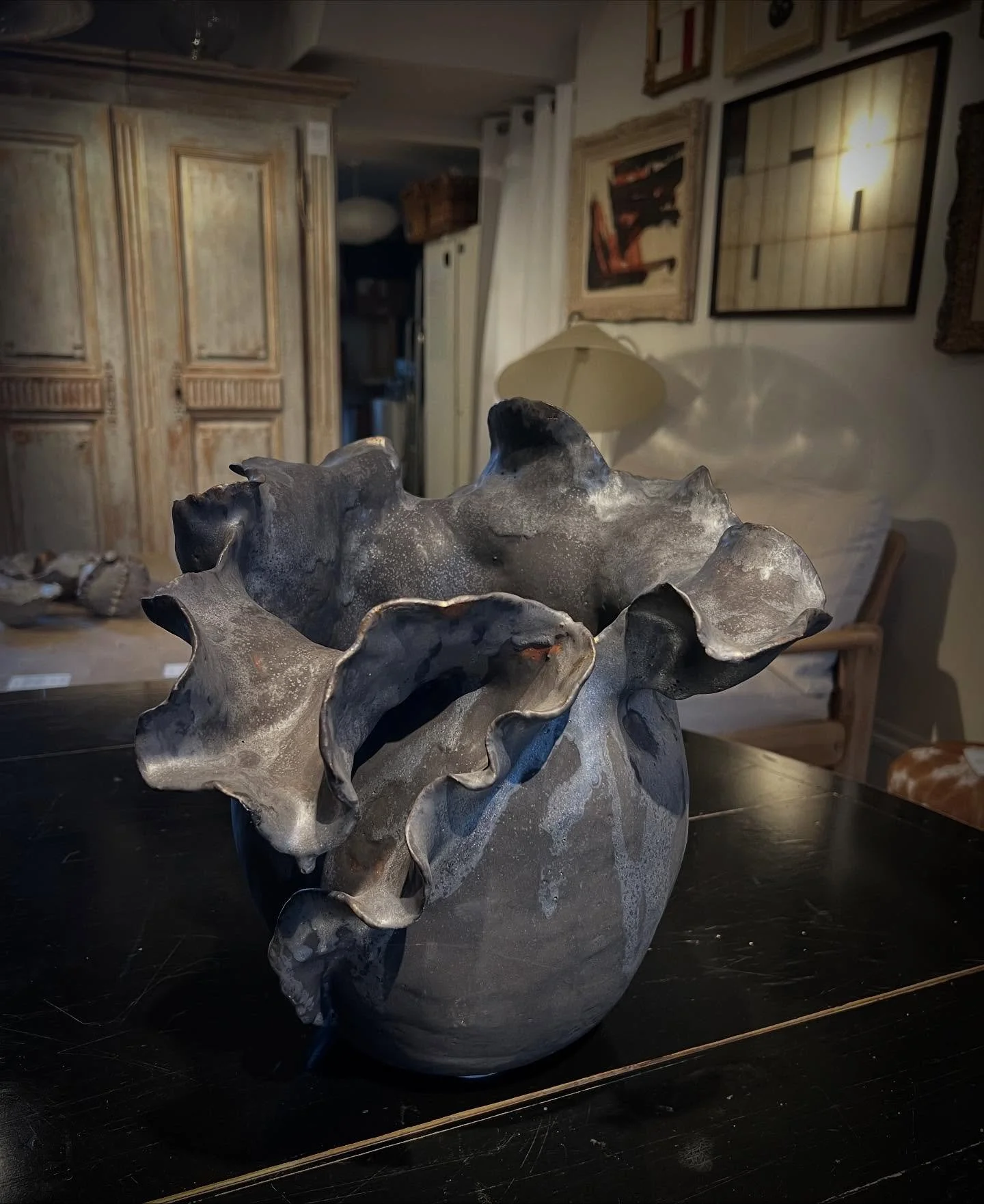 Visited my new work at @streett_marburg in Lillie Road in Fulham . 
A whole road full of wonderful interiors and antiques. Well worth a stroll. 

#annascholz #contemporaryceramics #ceramics #interiors #interiordesign