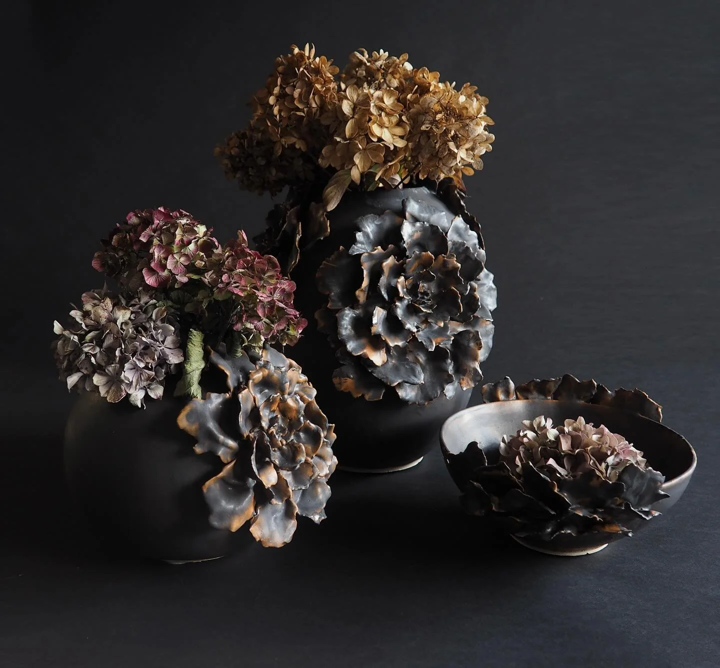 Wilted 🥀 
A new range of matt black and caramel petal flower ceramics 

#annascholzceramics #ceramics #craft #interiordesign #interiors #contemporaryceramics #ceramicartist