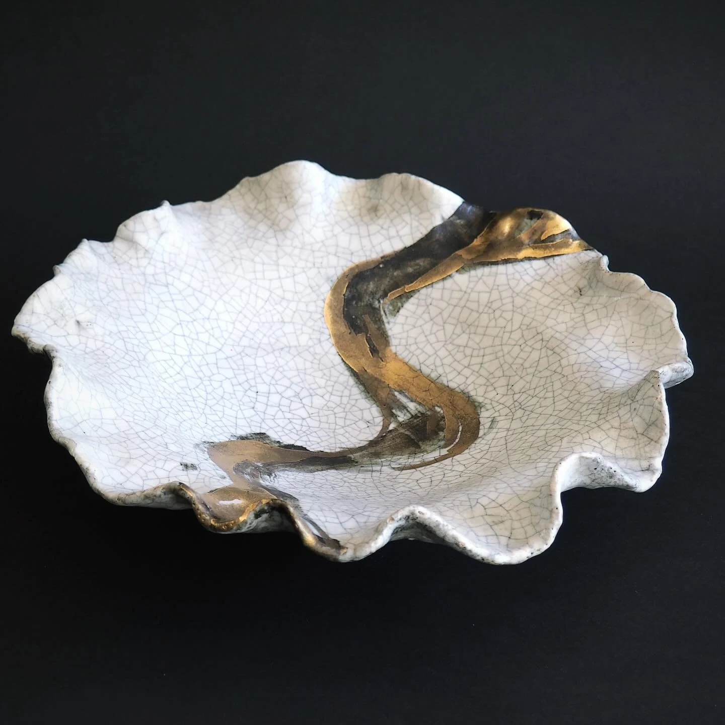 Crackle platter with oxide and gold lustre ✨
Perfect for fruit or Xmas treats 

#contemporaryceramics #ceramics #annascholz #interior