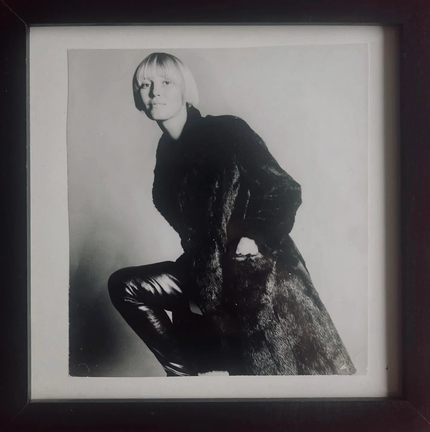 Happy birthday to this cool chick. 
Beautiful Mum is turning 85 today and still has the energy of a 50 year old 🤩

Ps. One of my favourite pictures of her, with the original @vidalsassoonglobal haircut, cut by the maestro himself 😉

#mother #birthd