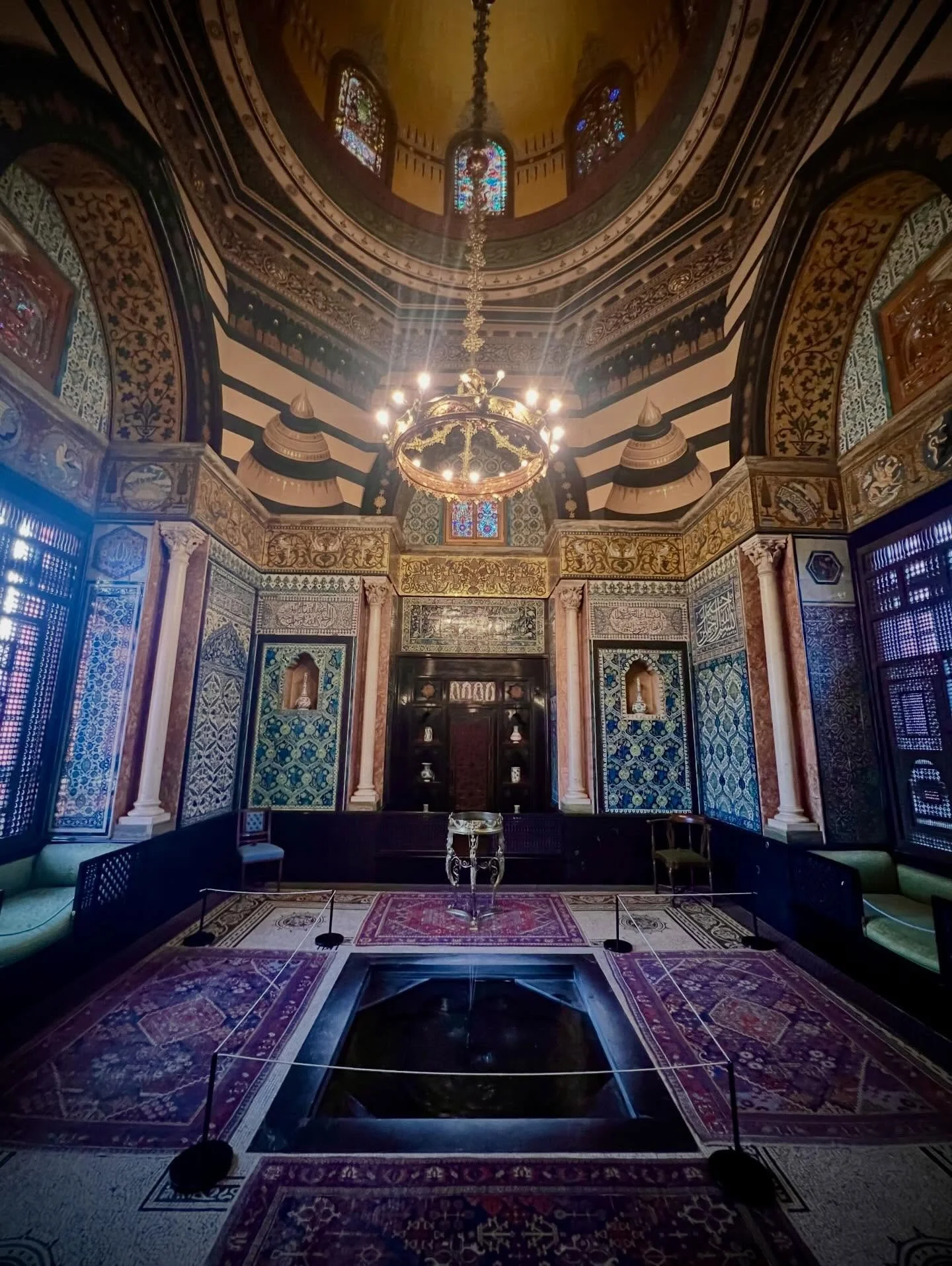 Beautifully opulent #leightonhouse in Holland Park. 
What a wonderful artist studio 🤍, impressive Arab hall and I found a fringe-twin 😉

#londonmuseum #frederickleighton