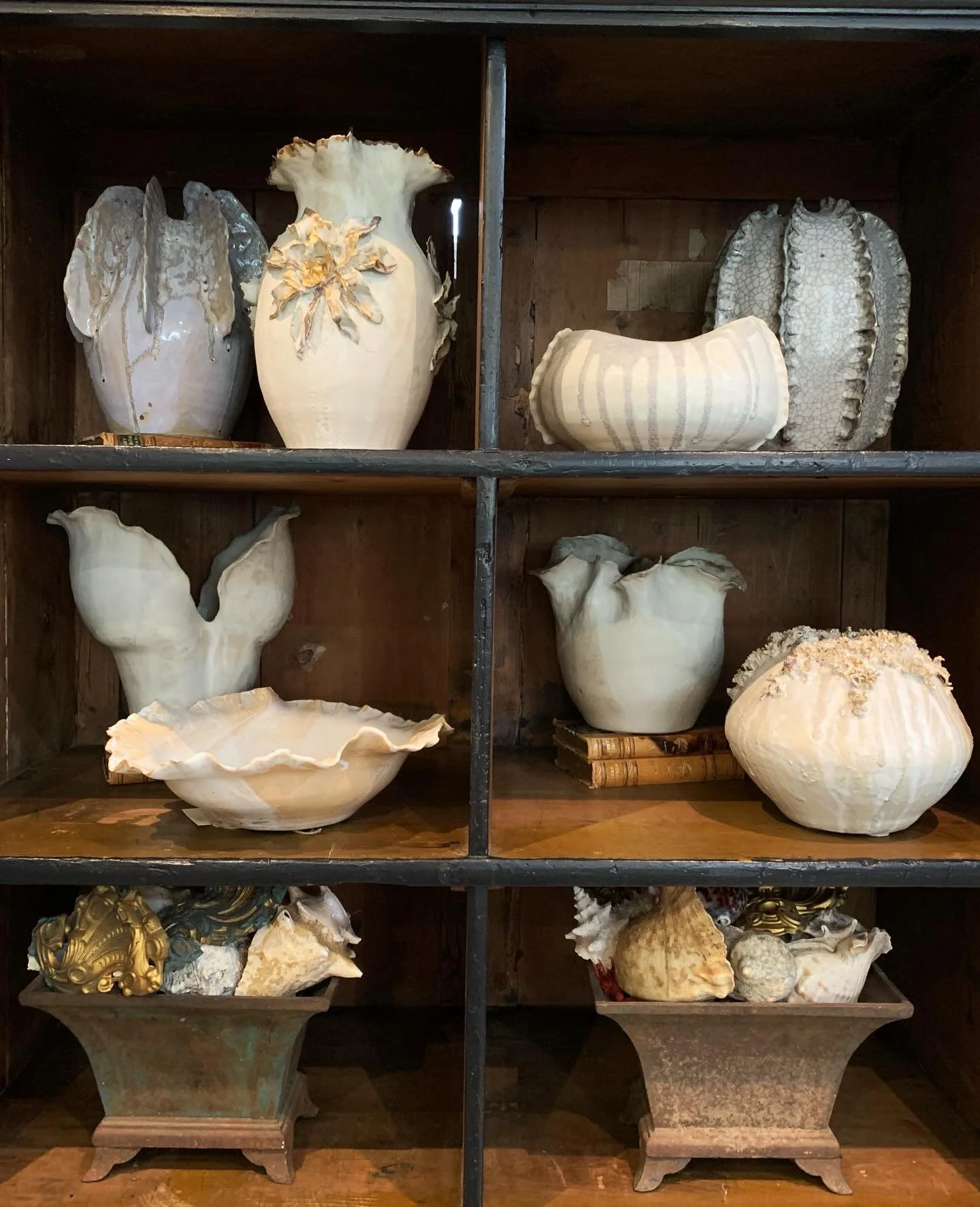 My ceramics looking beautiful at @patricia_harvey_antiques in Church Street 🤍 #contemporaryceramics #interiors #interiordesign #ceramics #annascholz