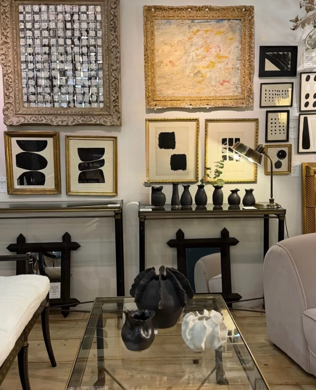 The @decorativefair opens today 🤍
I am delighted how my new collection of #ceramics looks at the very #monochrome @streett_marburg stand A10. 
Let me know your favourites 🤍

#contemporaryceramics #interiors #annascholz
