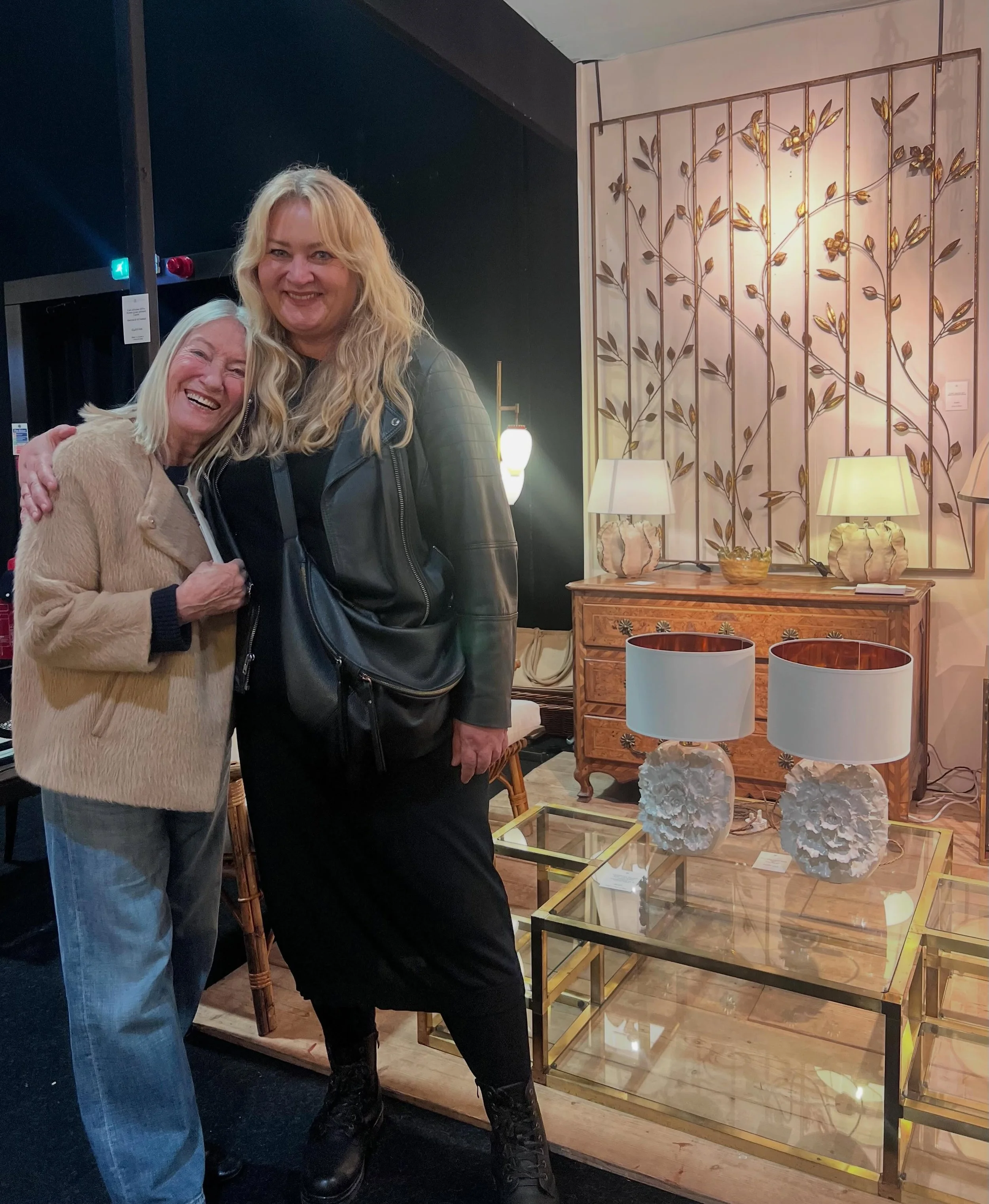 Visited @streett_marburg @decorativefair today with my proud mum. Definitely my favourite stand at the show with a wonderfully curated mix of beautiful items.
And my ceramics of course 😜 

#interiors #decorativefair #ceramics #contemporaryceramics #