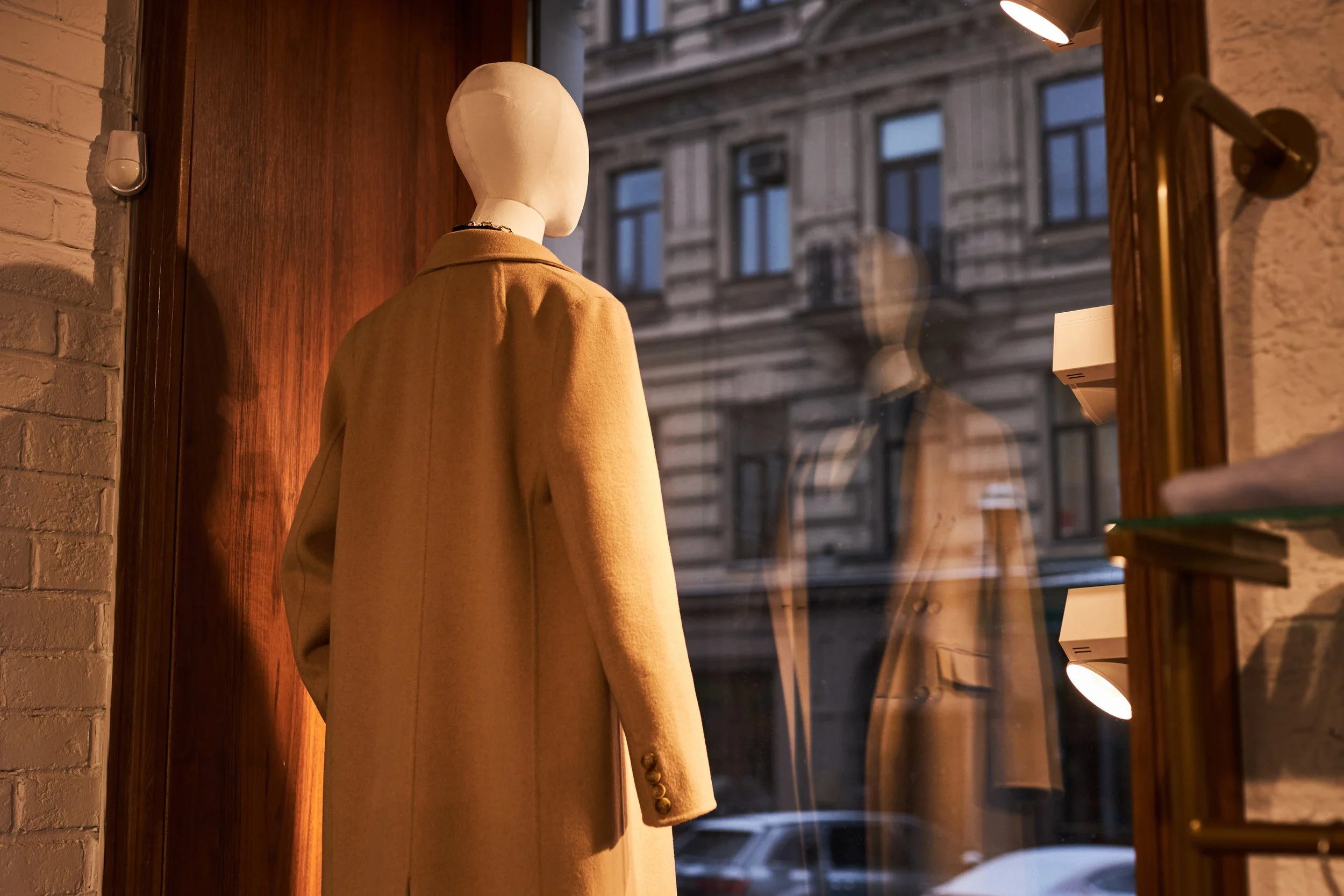 mannequin-in-window-display-of-boutique-shop-at-ni-2026-01-08-06-52-54-utc.jpg