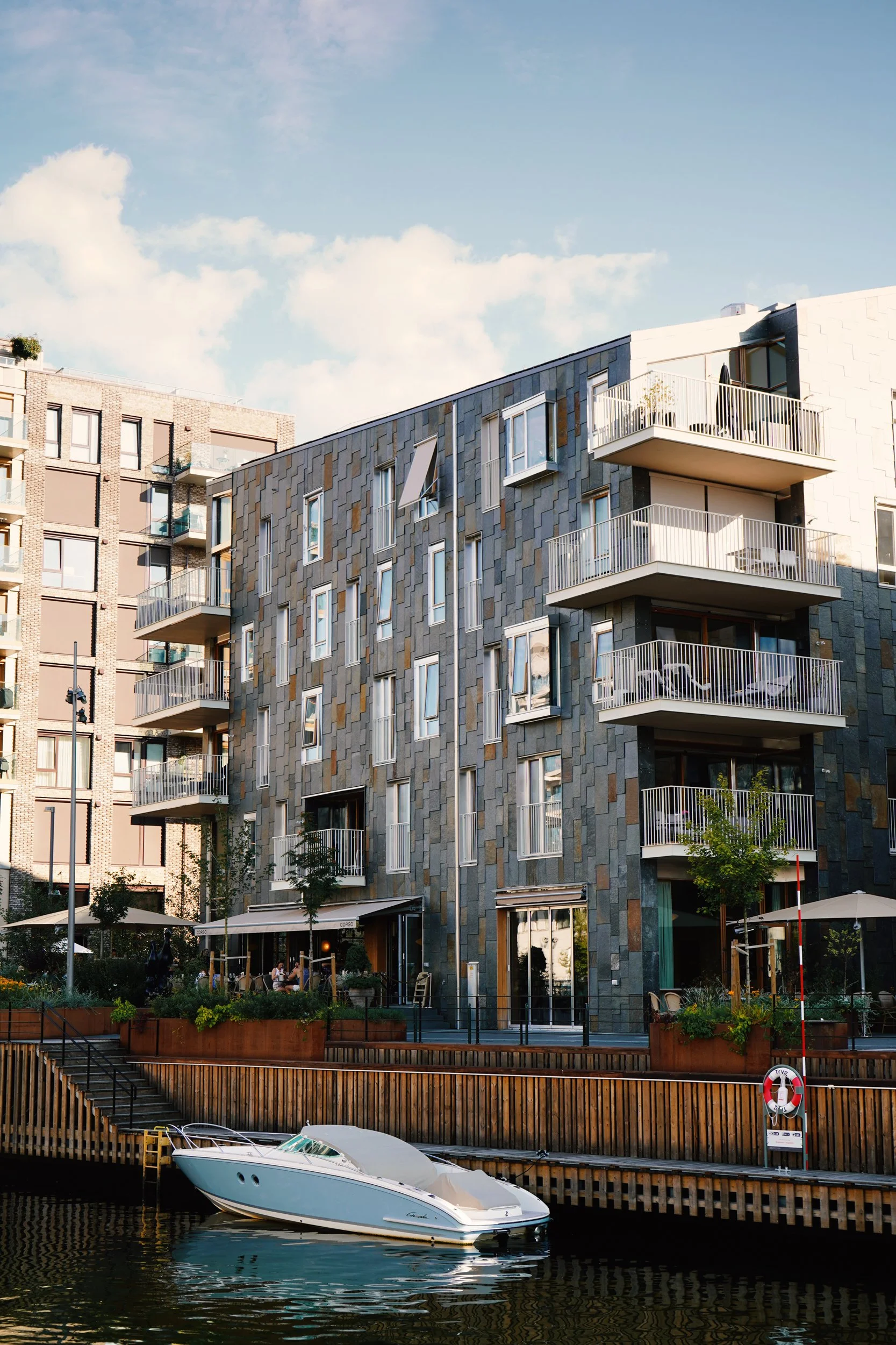 Uteområdet ved kanalen utenfor CORSO i Bjørvika