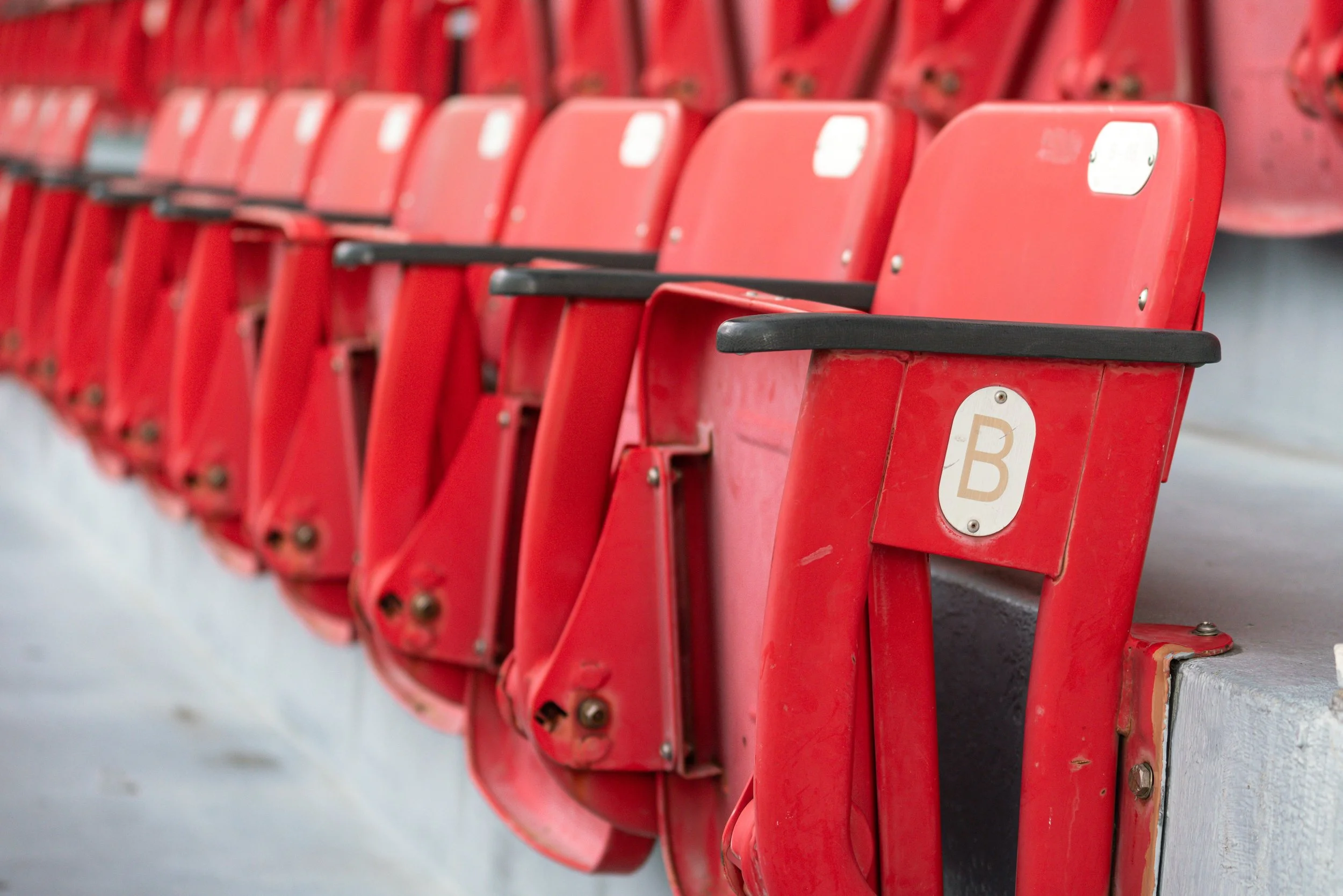 Punainen tuolirivi katsomossa