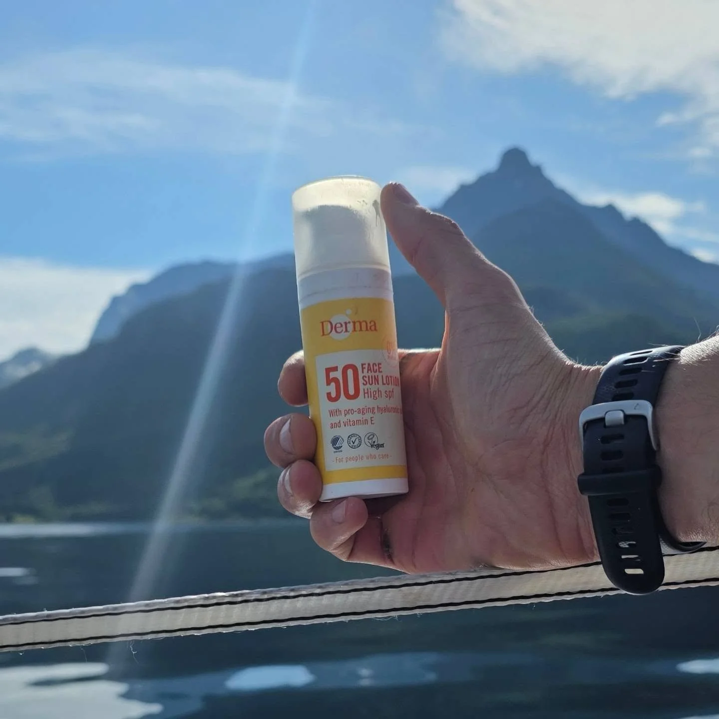 Proud to partner with @derma_official on our expedition. 🌍🤝

When exploring some of the world's most beautiful oceans, protecting nature is just as important as protecting our skin.

That's why we're using sunscreen carrying the Nordic Swan Ecolabe