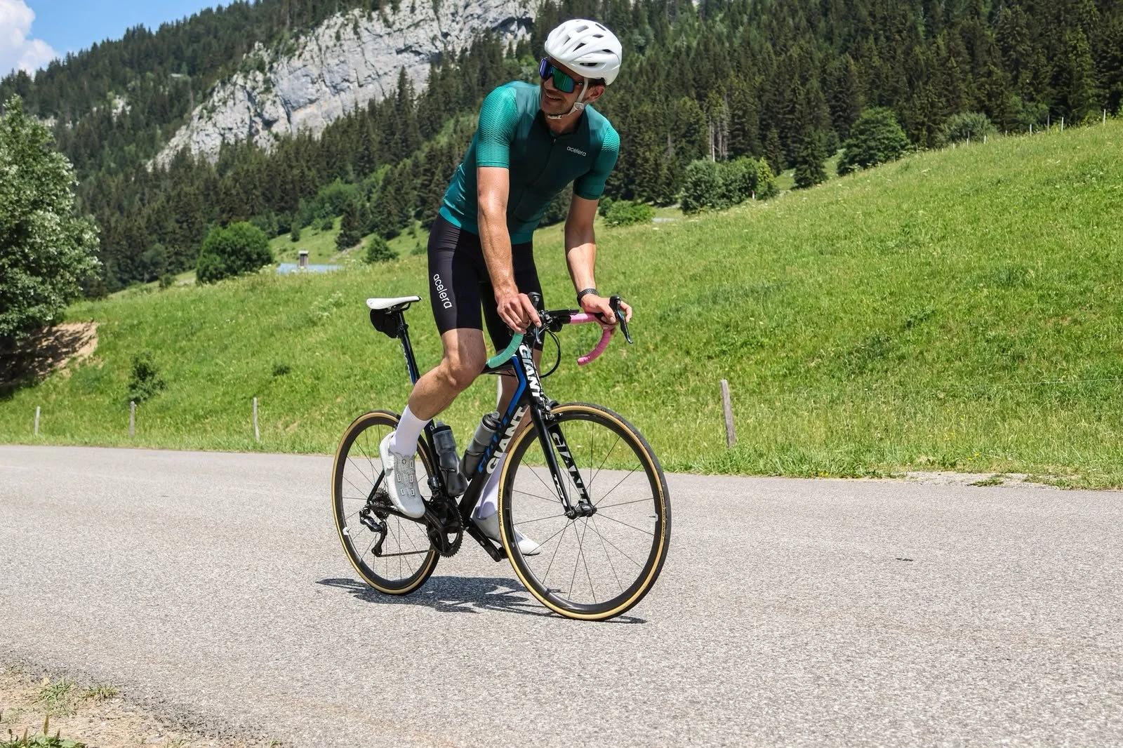 Jeroen op een racefiets in de bergen