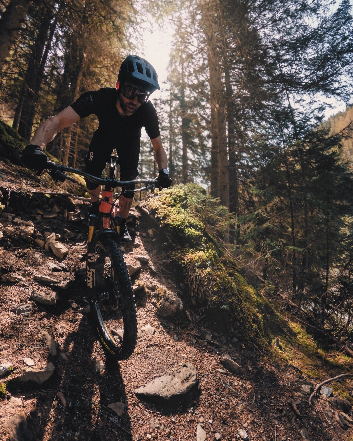Had to turn around due to a landslide yesterday (one of many other obstacles that day) and made the best of it. 😅
&bull;&bull;&bull;
@evilbicycles #WreckoningV3
@pocsports 🪖🕶👕🩳🧤
@bikehub.ch 🔧⚙️
@weareonecomposites
&bull;&bull;&bull;
#liveoutdo