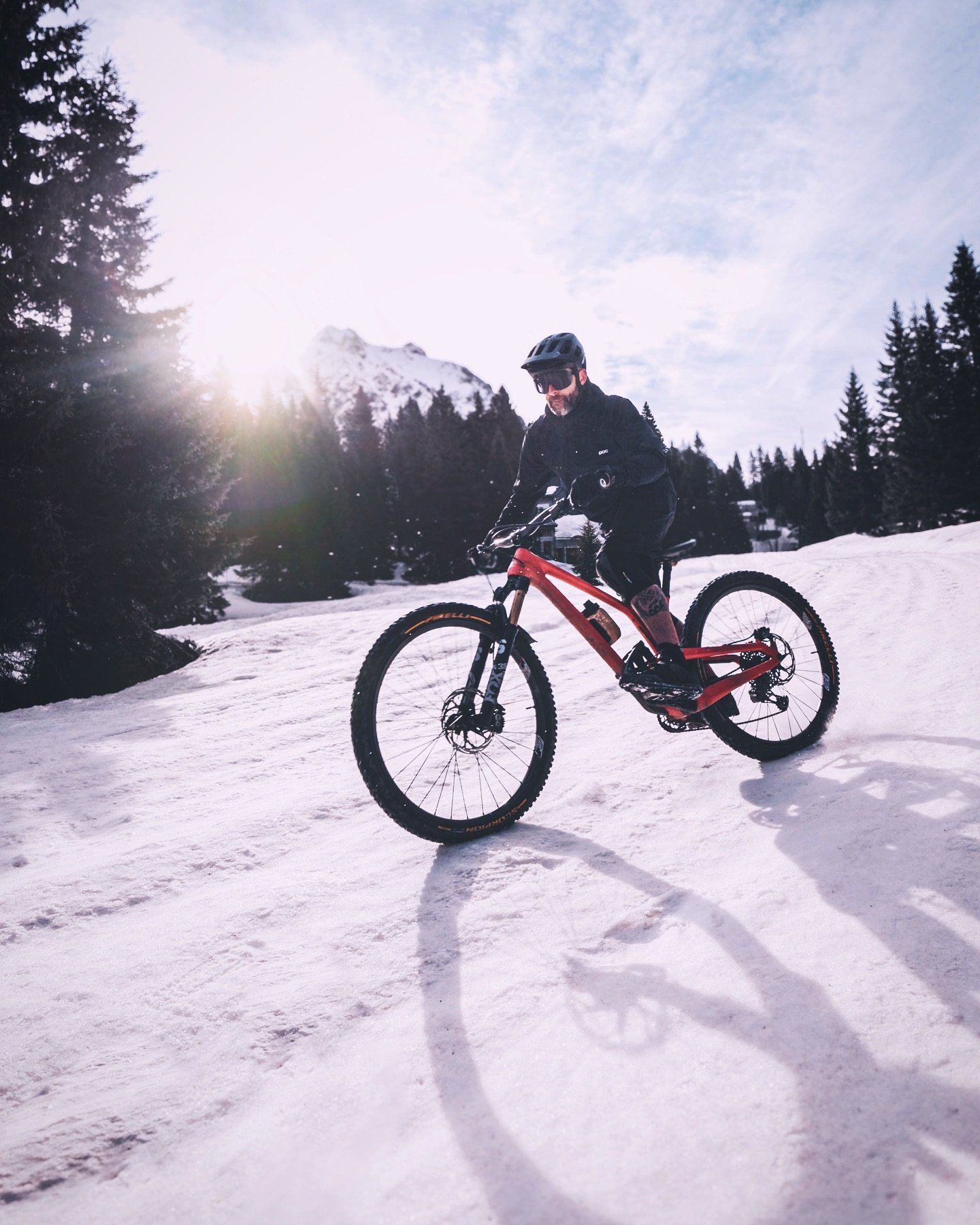 Back on track. ⛷️
&bull;&bull;&bull;
@evilbicycles #WreckoningV3
@pocsports 🪖🕶👕🩳🧤
@bikehub.ch 🔧⚙️
@weareonecomposites
&bull;&bull;&bull;
#liveoutdoors #makemoments #simplyadventure #welivetoexplore #exploretocreate #visitswitzerland #mountainbi