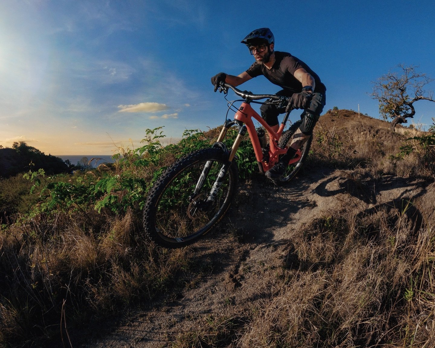 Chasing sunsets along Tobago&rsquo;s scenic ridgelines. 🌅🏝️
&bull;&bull;&bull;
@evilbicycles #WreckoningV3
@pocsports 🪖🕶👕🩳🧤
@bikehub.ch 🔧⚙️
@weareonecomposites
&bull;&bull;&bull;
#liveoutdoors #makemoments #simplyadventure #welivetoexplore #e