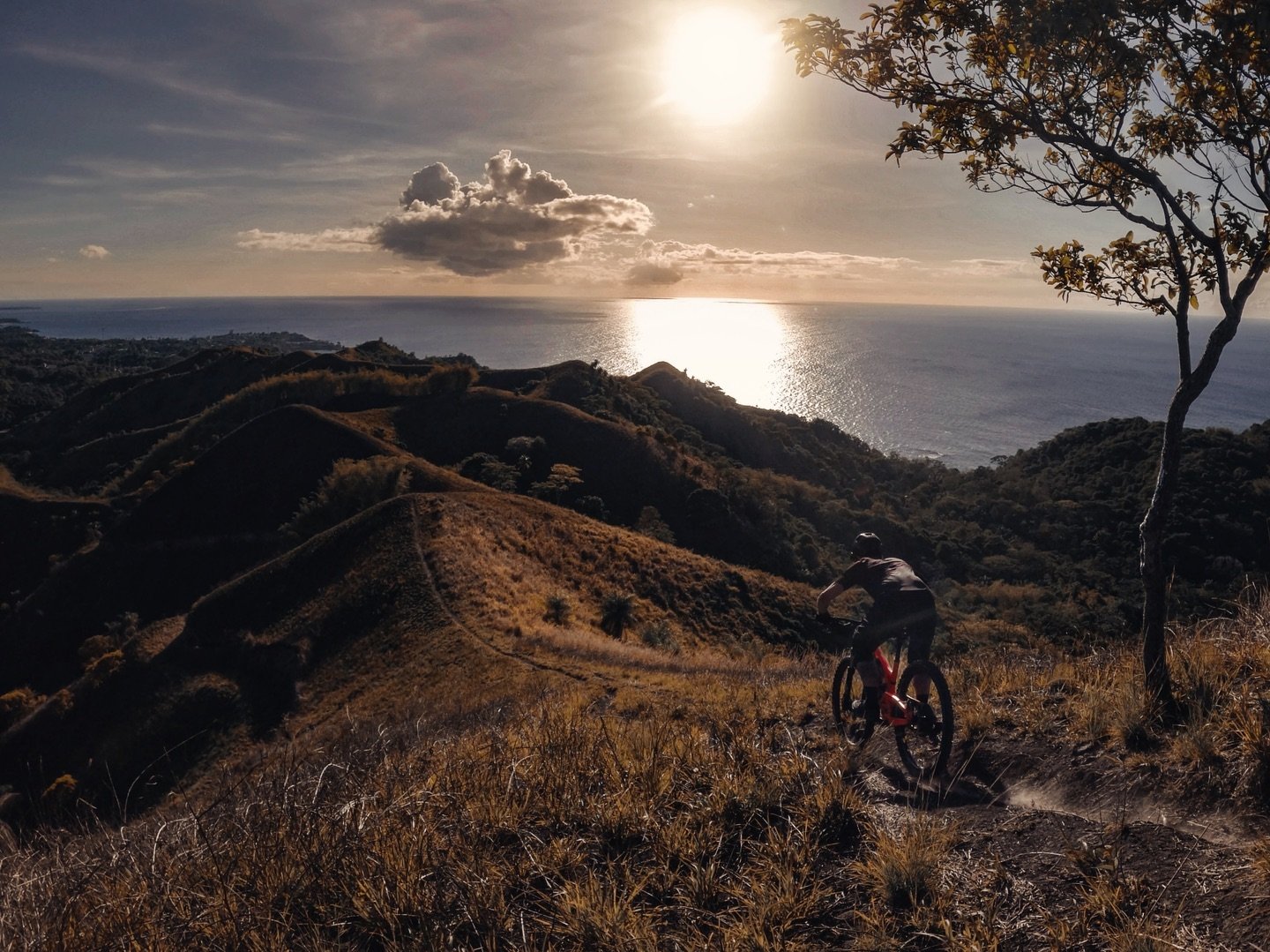 Enjoying the ridges of life. 🙌🌅
&bull;&bull;&bull;
@evilbicycles #WreckoningV3
@pocsports 🪖🕶👕🩳🧤
@bikehub.ch 🔧⚙️
@weareonecomposites
&bull;&bull;&bull;
#liveoutdoors #makemoments #simplyadventure #welivetoexplore #exploretocreate #visitswitzer