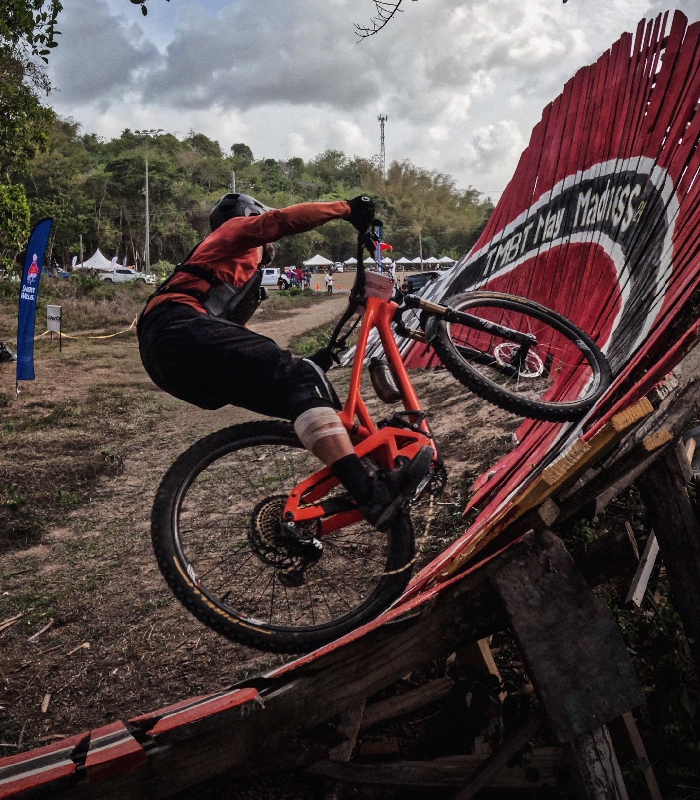 Coming in hot. ☄️🥉 Tacoed chain ring and all. 🌮⚙️
#maymtbmadness
&bull;&bull;&bull;
@evilbicycles #WreckoningV3
@pocsports 🪖🕶👕🩳🧤
@bikehub.ch 🔧⚙️
@weareonecomposites
&bull;&bull;&bull;
#liveoutdoors #makemoments #simplyadventure #welivetoexplo