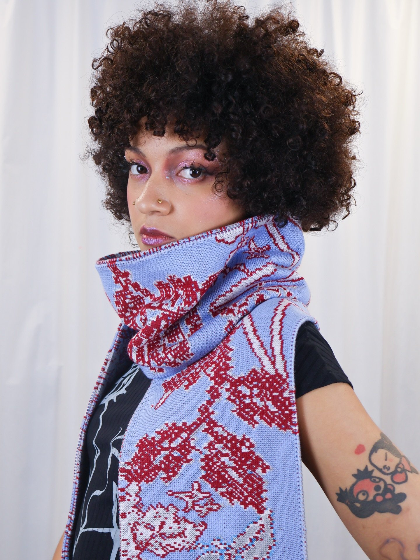 Can&rsquo;t say no to a good rose 🌹🩵 
Muse @v1v1annnnn 
Makeup @moonina.makeup