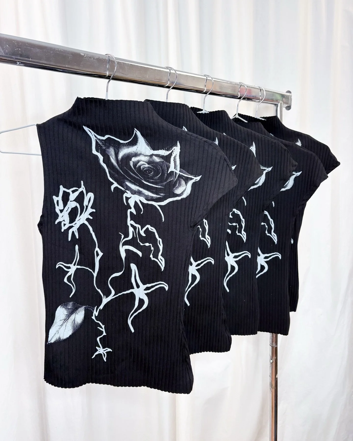 A rack full of Venom 🖤 the cotton rib of this top is just to die for! The last units of this gem are available online 🩵