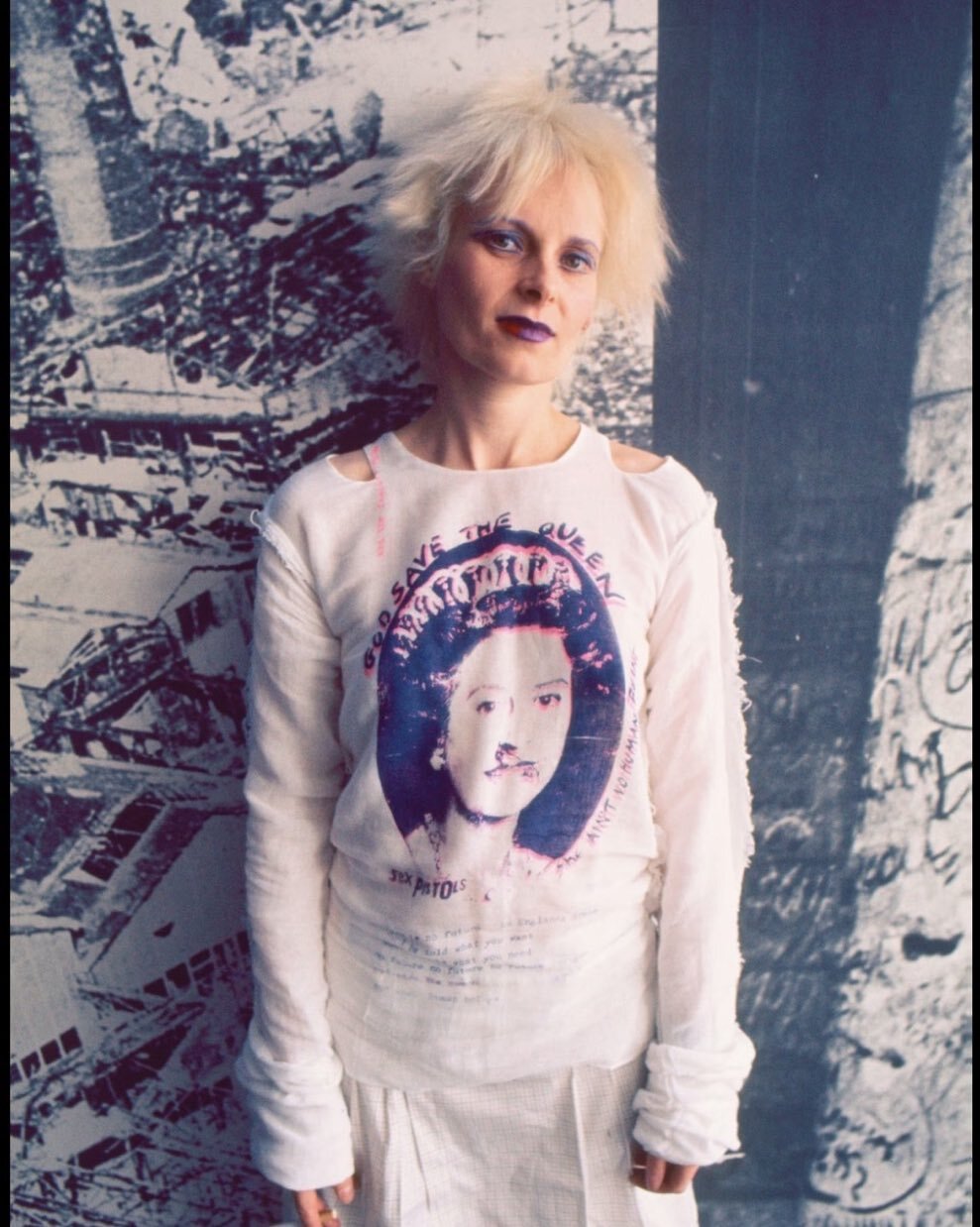 🖤Constantly re-defining fashion and standing at the front of all she passionately believed in - Dame Vivienne Westwood,has died 29/12/22 🖤🖤
Her enormous impact will be felt as her family launch the #viviennefoundation in 2023  #RIP @viviennewestwo