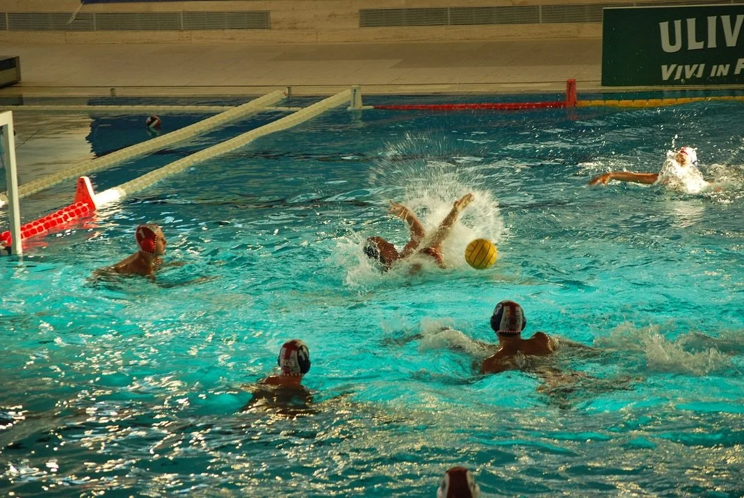 Non &egrave; solo pallanuoto. 
&Egrave; passione che ti accende, sacrificio che ti forma, amicizia che ti accompagna.
&Egrave; la forza di una famiglia che lotta e vince insieme. 

Indossa i nostri colori.
Scrivi la tua storia con la Roma Nuoto❤️💛.
