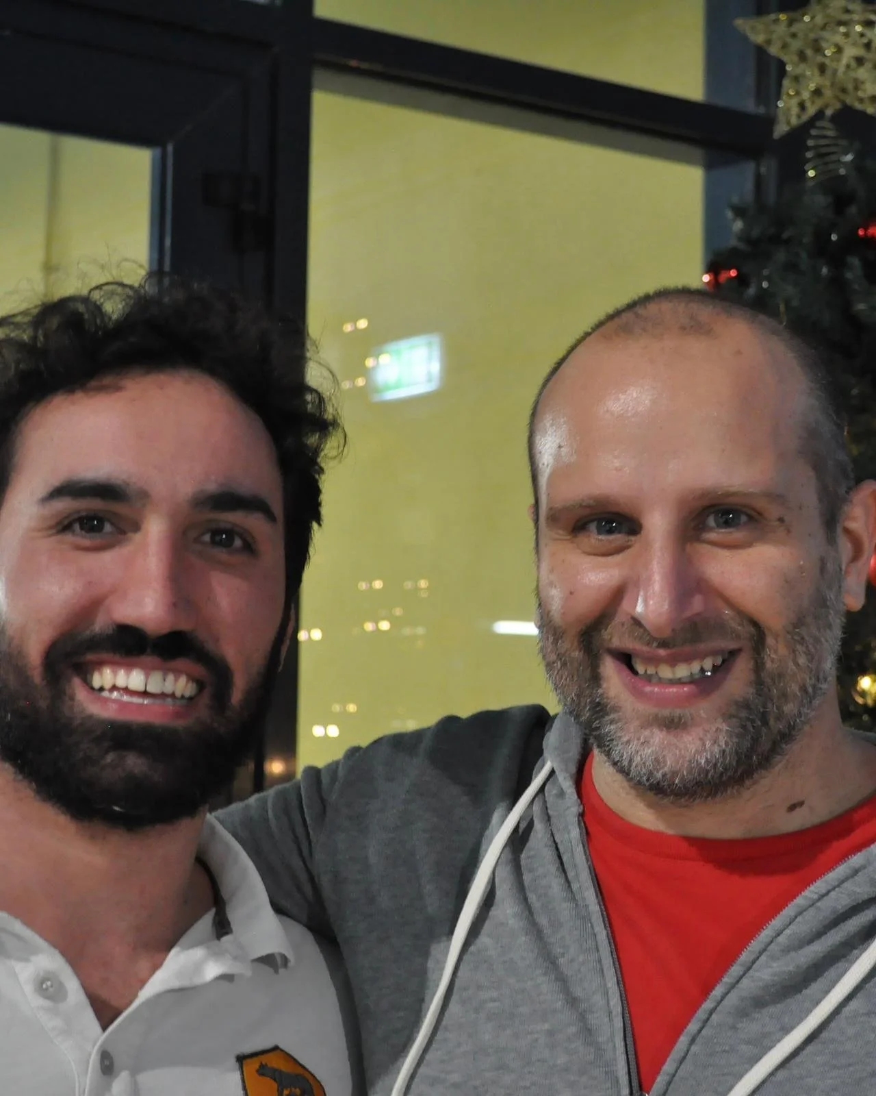 🎄 Buon Natale a tutte le famiglie giallorosse! ❤️💛
La AS Roma Nuoto augura a tutti i suoi atleti, alle famiglie e a chi ogni giorno vive e sostiene i nostri valori un Natale sereno, pieno di sorrisi, condivisione e passione.
Che questo periodo spec