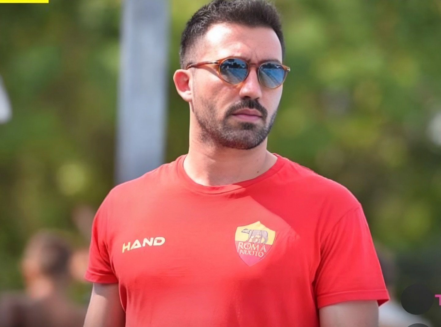 Buon compleanno coach Andrea Manzo 🎉🎉🎉🎉

Professionalit&agrave;, disciplina e mentalit&agrave; da vero giallorosso💛❤️

Poi vabb&egrave;, noi continuiamo a chiamarlo &ldquo;coach&rdquo;, ma certi sguardi da passerella ci mettono in seria difficol