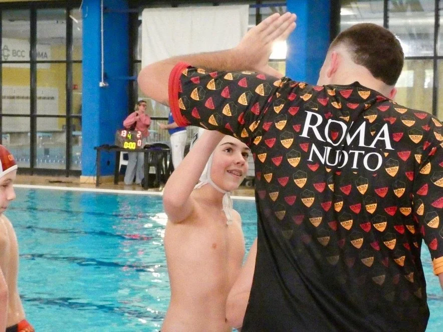Weekend di grande energia per la #U12 della AS Roma Nuoto 💛❤️

I nostri ragazzi hanno conquistato una splendida vittoria contro il Rari Nantes Vis Nova, imponendosi con un netto 13-2 e dimostrando crescita, carattere e spirito di squadra.

Le parole