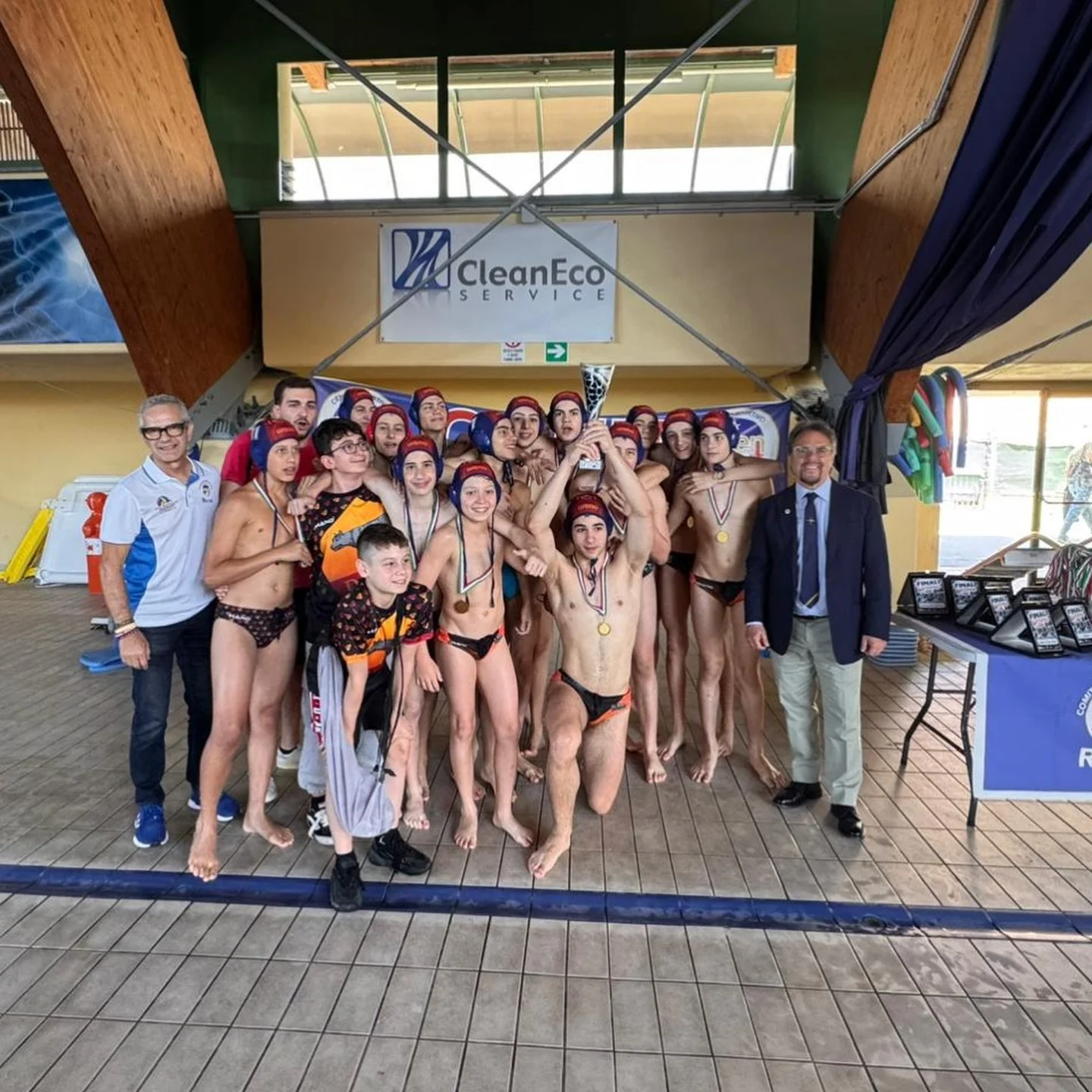 🟡🔴 Weekend di grandi emozioni per i nostri giovani giallorossi 🟡🔴

🐺 Straordinario traguardo per la #U16 dell&rsquo;AS Roma Nuoto, che conquista il campionato superando il Matrix con un netto 15-8 al termine di una stagione impeccabile, fatta di