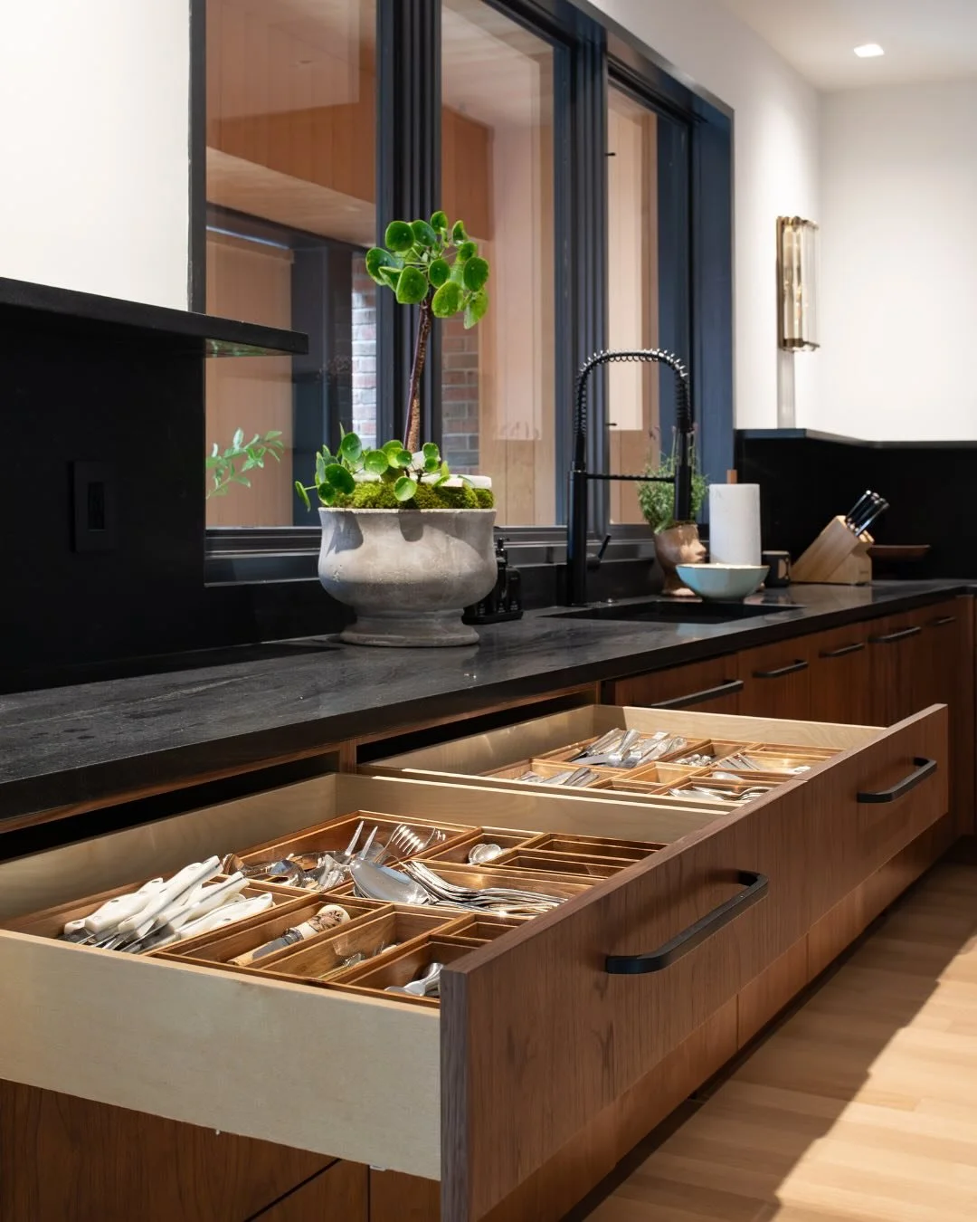 Happy Monday from Team Trazo!! 

Creating order in high use areas because even your snacks and spoons deserve a little structure😉

@kayleighgossett_interiorphotos