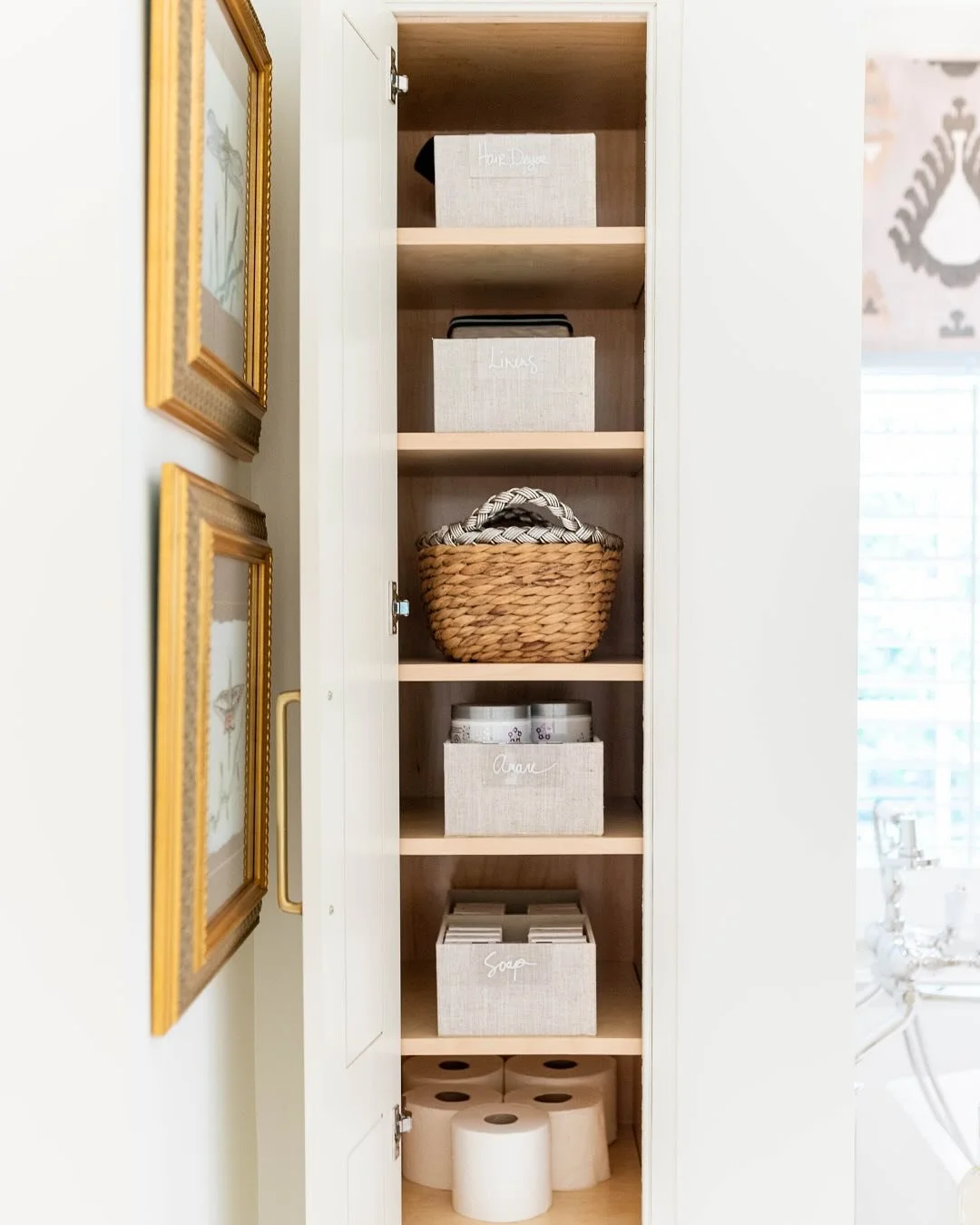 Admiring little spaces, little cabinets and little shelves. Perfect to store your favorite knick knacks or tchotchkes... What do you call them?? We want to know!!

@colecreasy