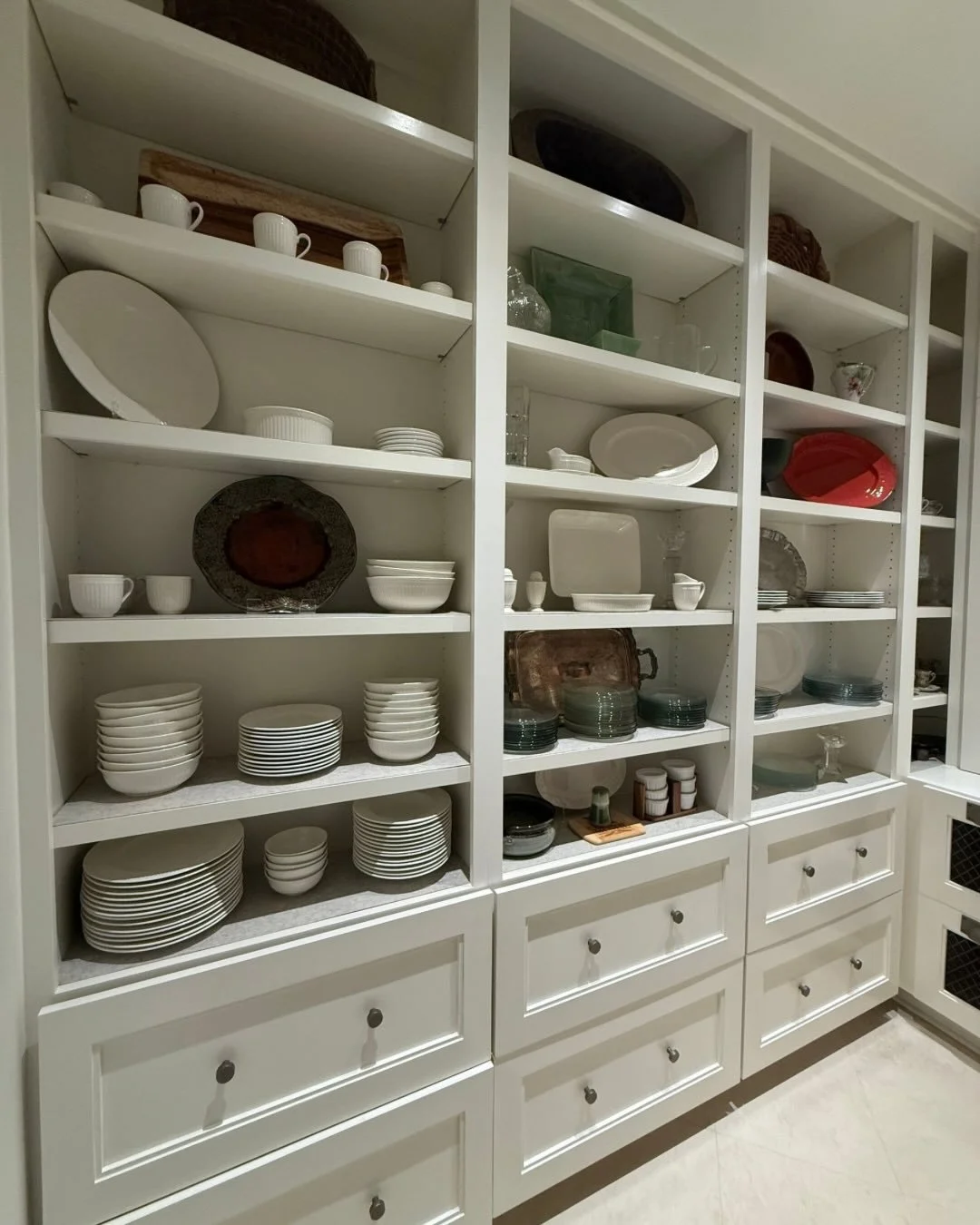 We know your servingwear is piled up in a buffet somewhere... let's put it out where you can see it! We'll have your kitchen/scullery/pantry looking spick and span!