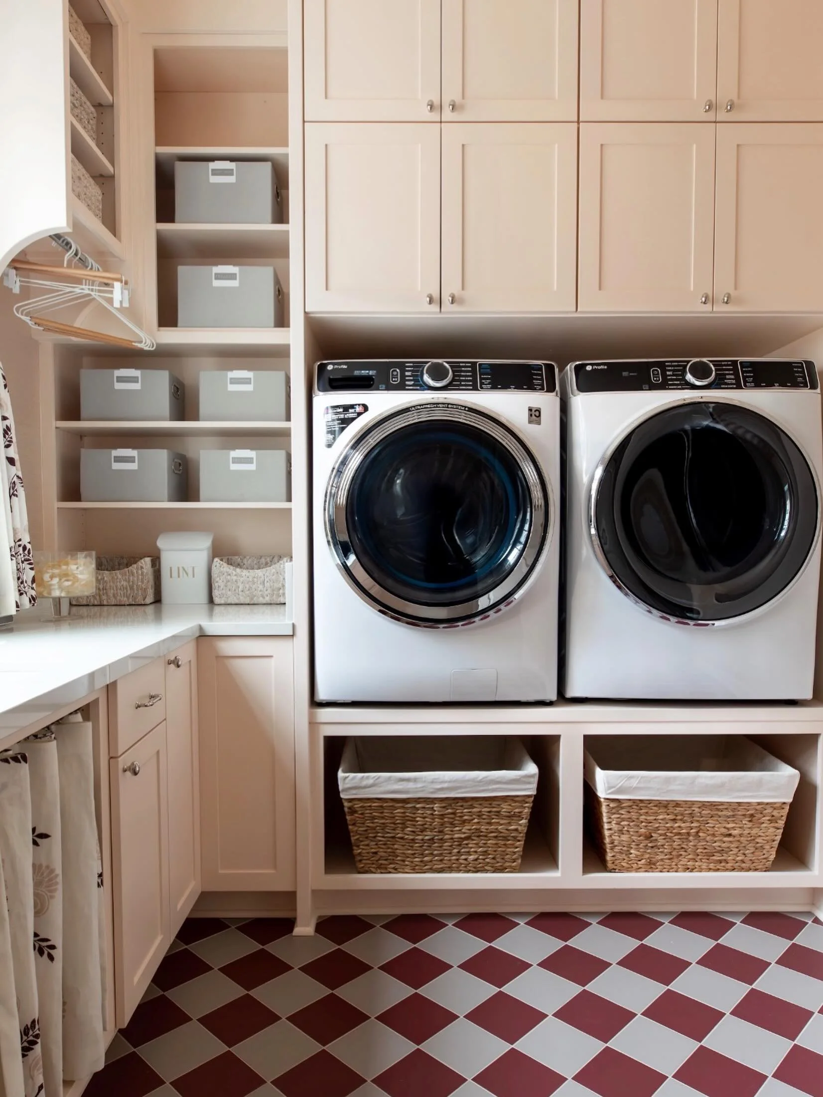 Magic Formula = The pretty + practical, living together in peace. 

Michael @buildmurphy built it beautifully, Maggie @maggieclarkeinteriors brought the vision (hello, that floor 🤍), and we @trazodesign came in to make sure every inch of it actually