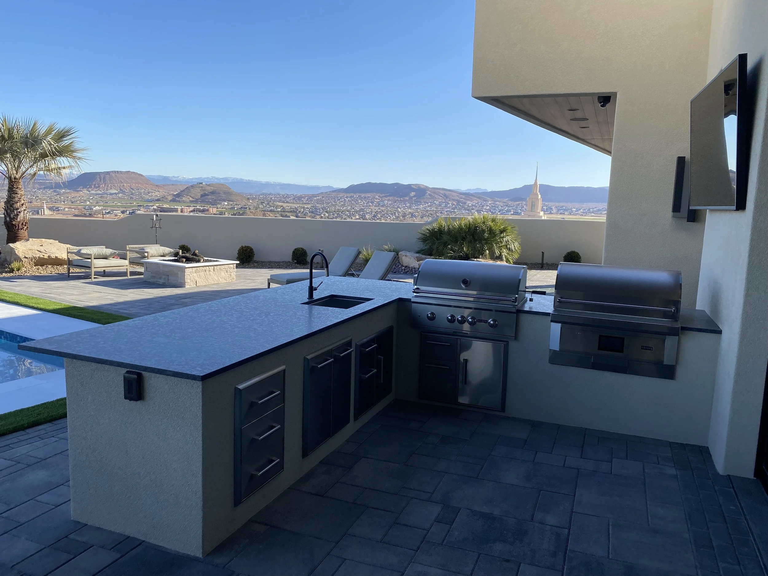 Outdoor BBQ kitchen with granite countertops