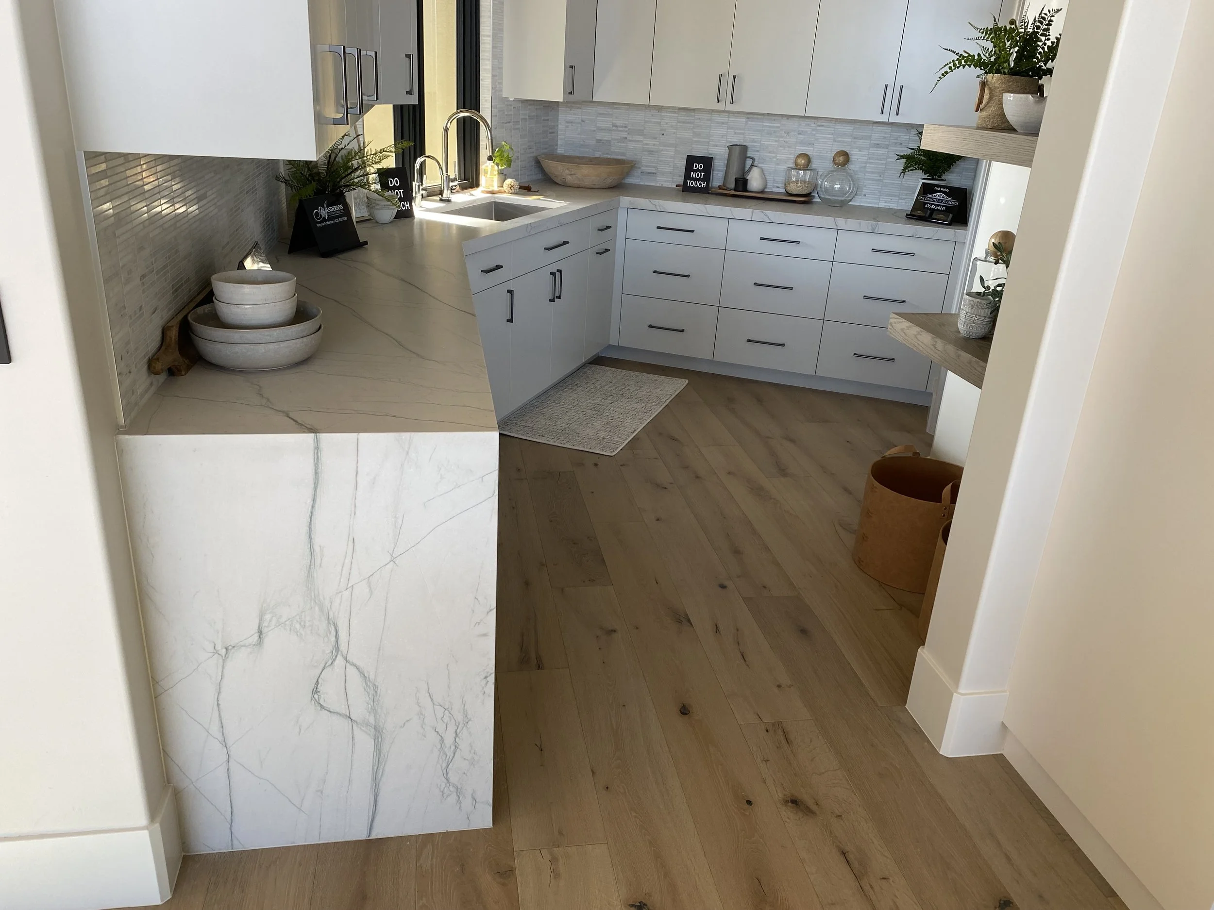 Butlers pantry with quartzite countertop and waterfall legs